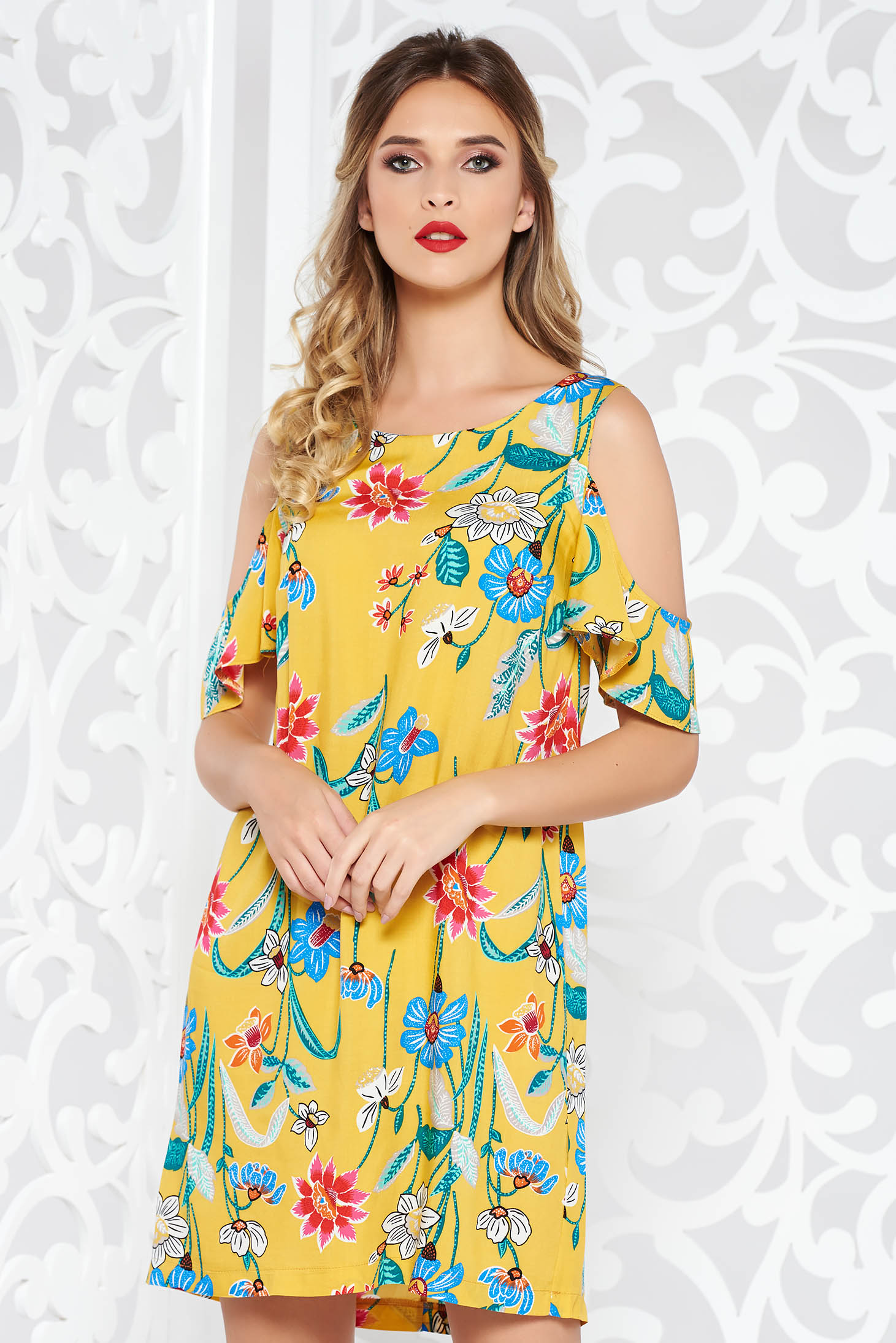 Rochie StarShinerS galbena casual cu croi larg din material vaporos cu umeri decupati
