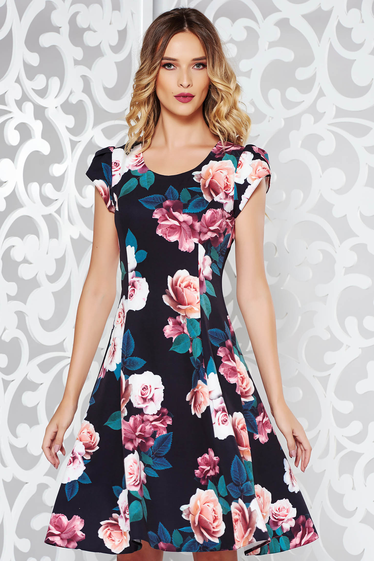 Rochie rosa eleganta in clos din stofa subtire usor elastica cu imprimeuri florale