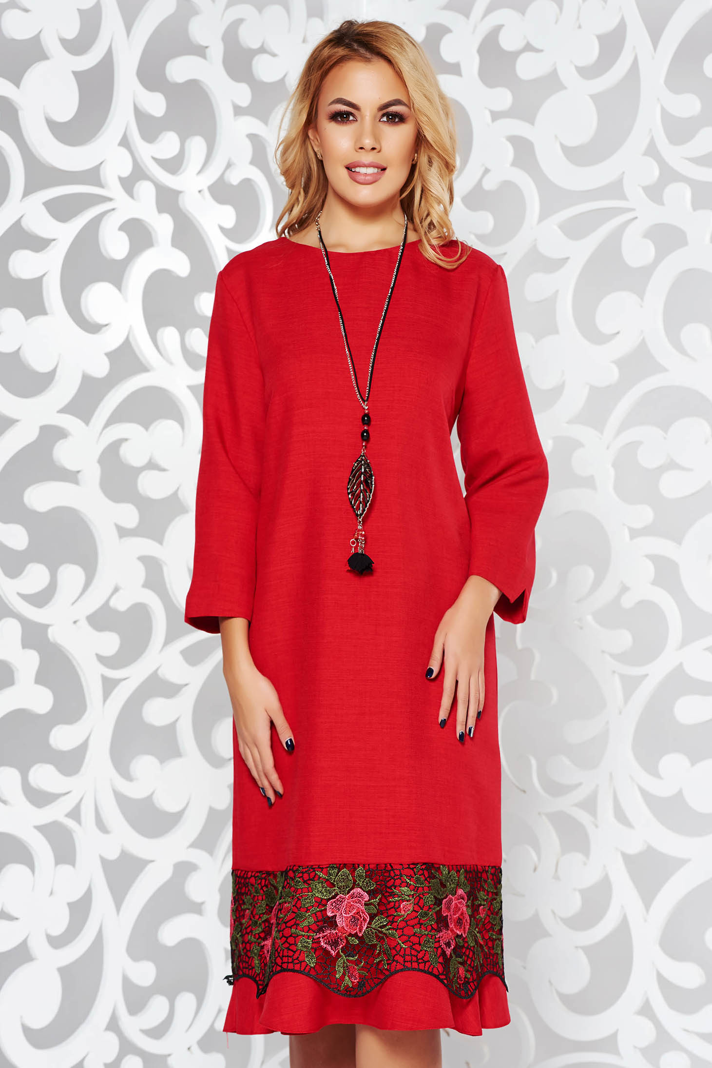 Piros elegáns bő szabású ruha enyhén elasztikus szövet csipke díszítéssel lánccal 1 - StarShinerS.hu