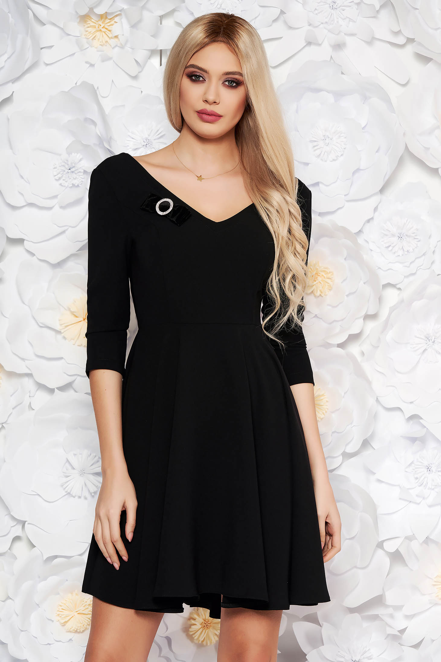 Rochie StarShinerS neagra eleganta in clos din stofa elastica subtire cu decolteu in v accesorizata cu brosa