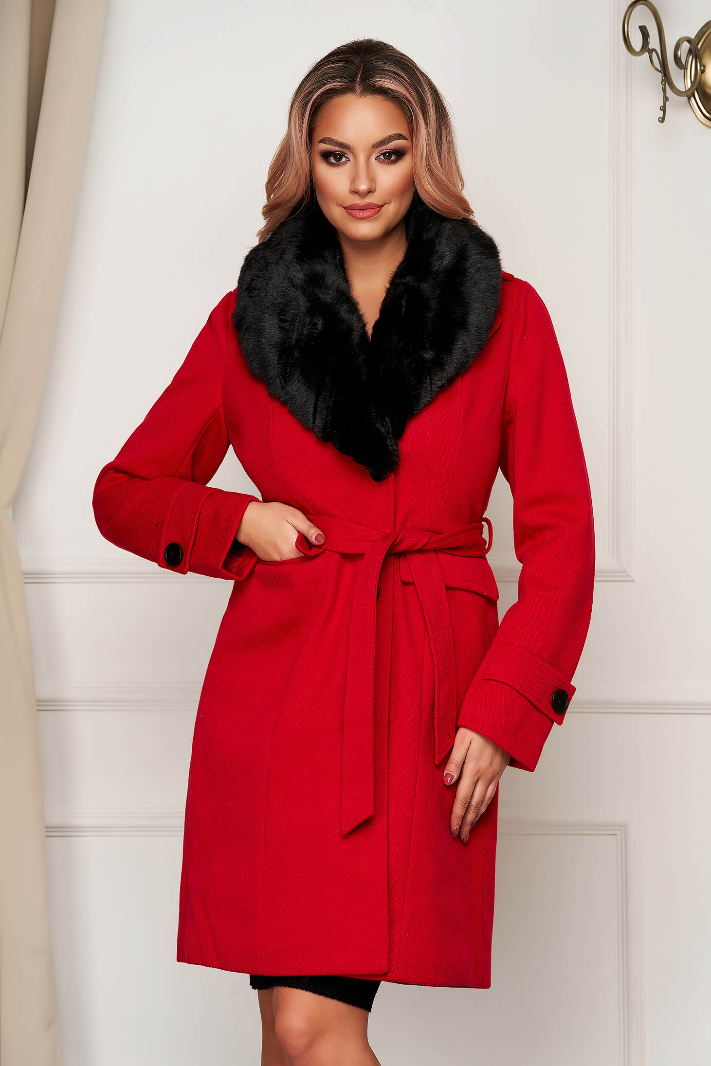 Palton rosu elegant cu un croi cambrat din stofa cu guler din blana captusit pe interior cu buzunare accesorizat cu cordon
