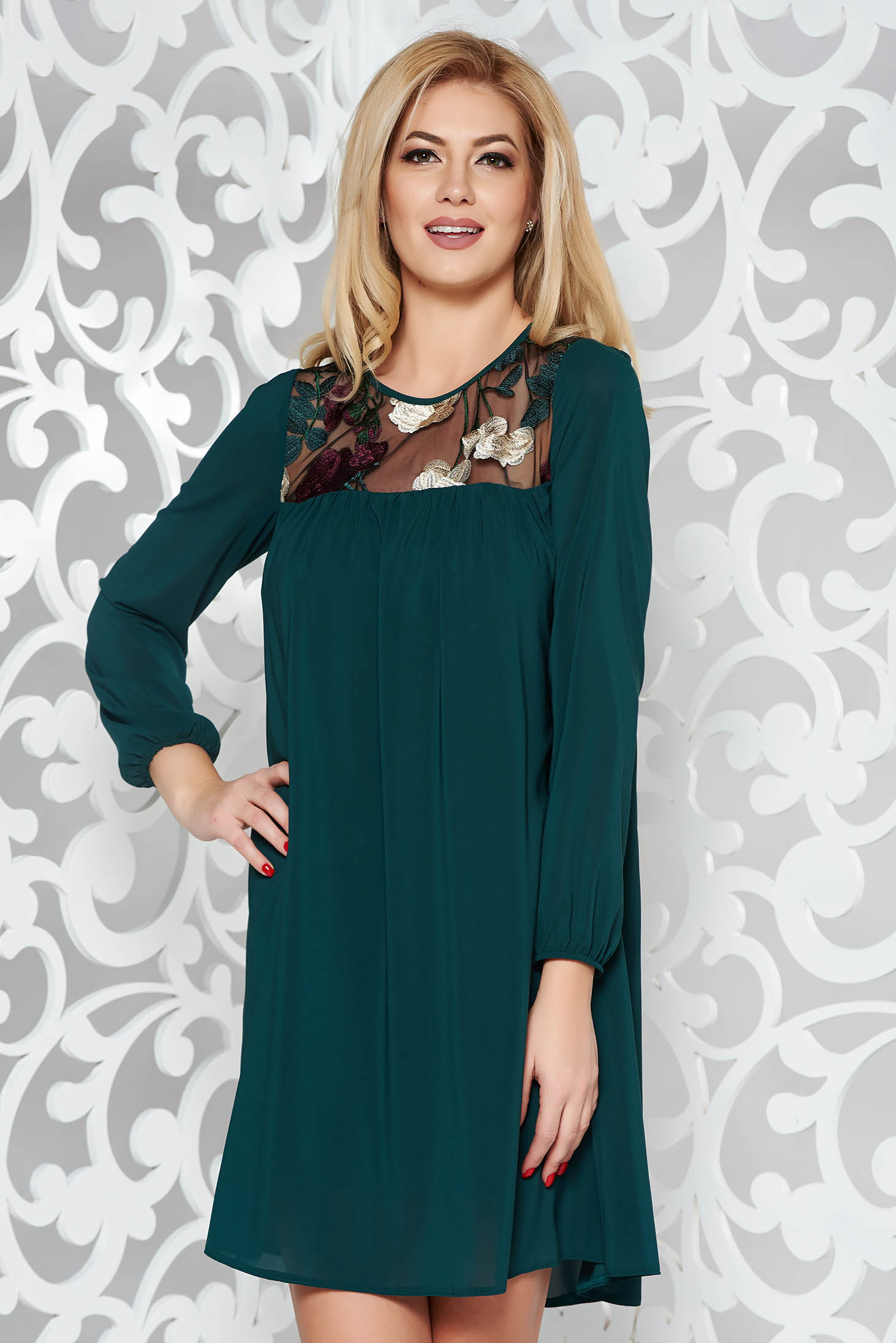 Rochie StarShinerS verde de ocazie cu croi larg din voal captusita pe interior cu insertii de broderie