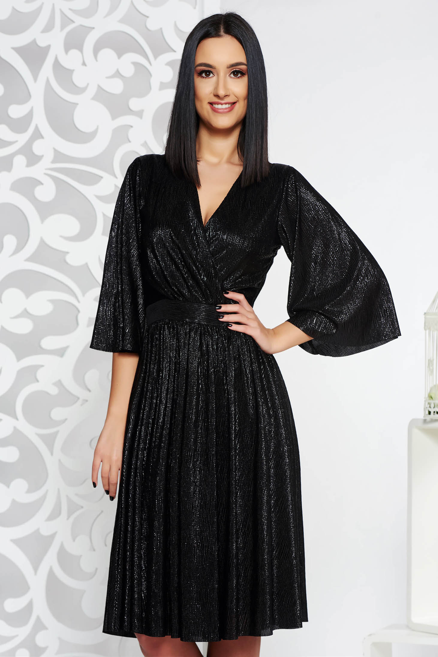 Rochie StarShinerS neagra de ocazie in clos din material lucios captusita pe interior cu decolteu in v