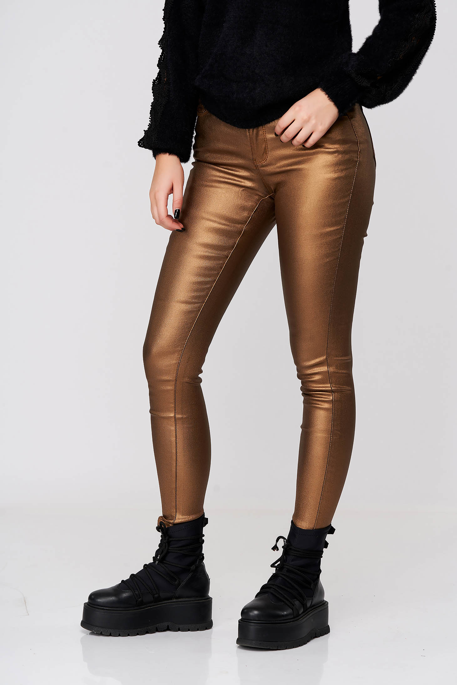 Pantaloni Top Secret copperbrown casual cu un croi mulat din material lucios cu talie medie