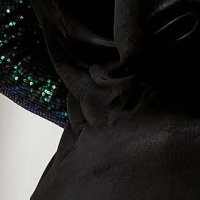 Fekete StarShinerS alkalmi aszimetrikus bársony ruha flitteres díszítéssel
