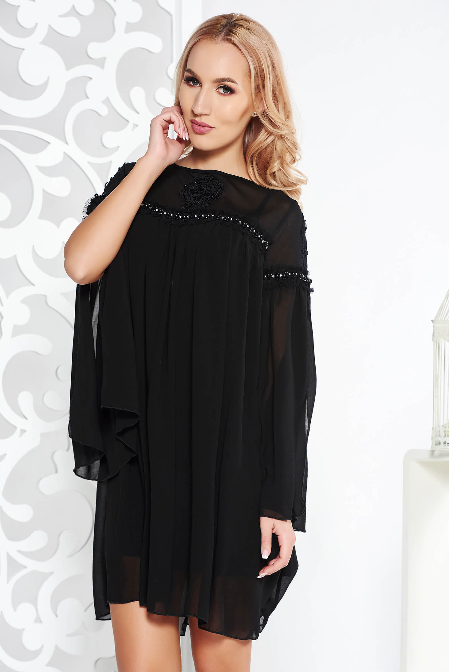 Rochie Fofy neagra de ocazie cu croi larg din voal captusita pe interior cu aplicatii