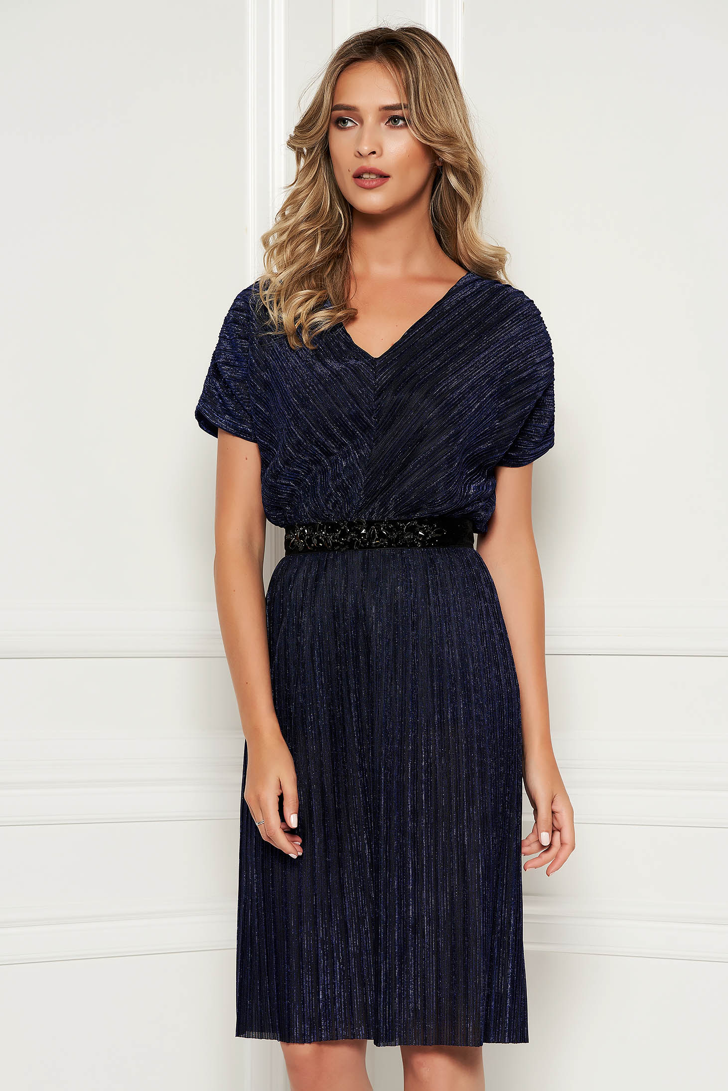 Rochie StarShinerS albastra de ocazie din material lucios captusita pe interior accesorizata cu cordon cu pietre stras