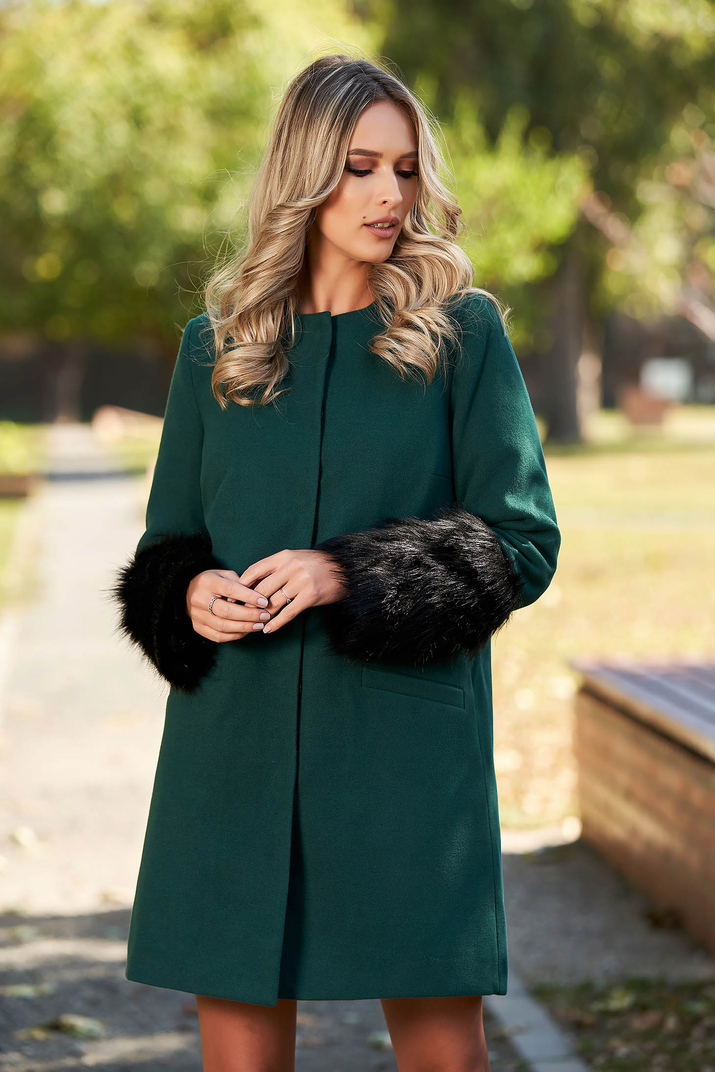 Palton LaDonna verde elegant cu un croi drept din lana cu insertii cu blana ecologica