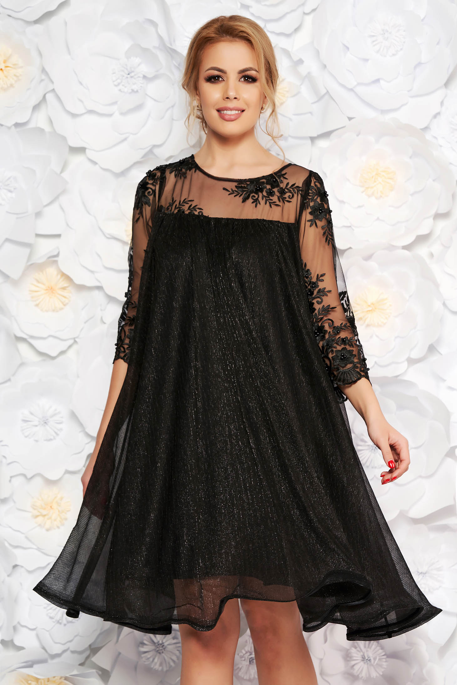Rochie Artista neagra de ocazie cu croi larg din material subtire cu fir lame captusita pe interior cu maneci din dantela