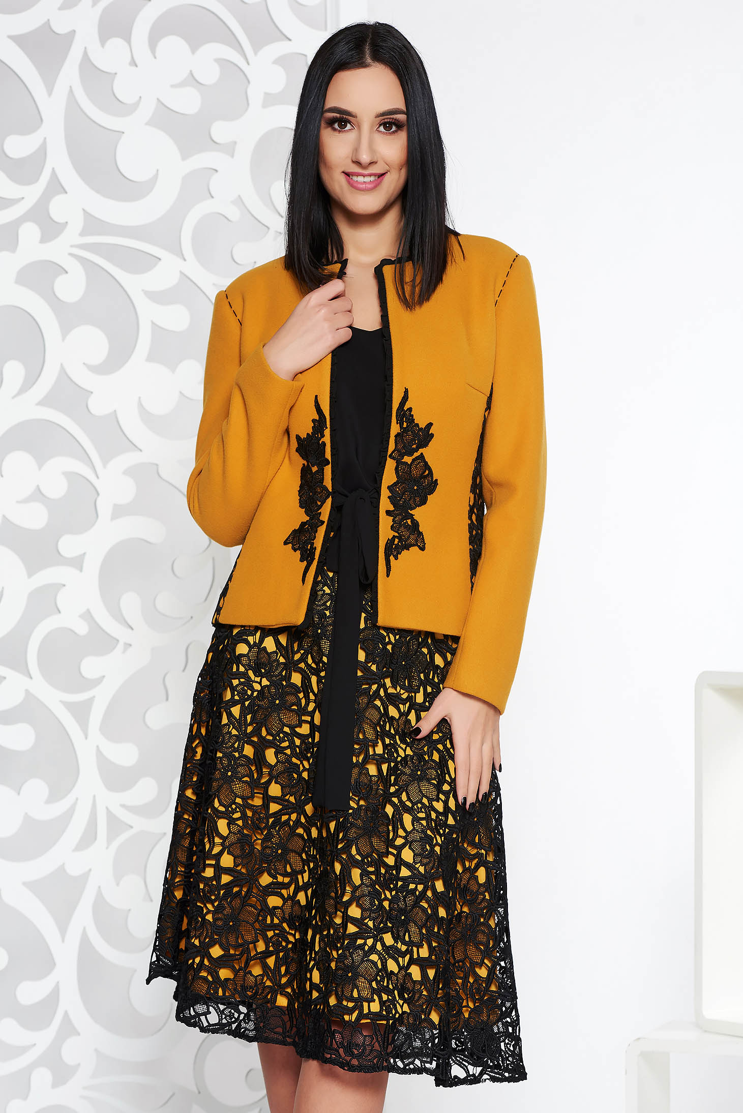 Mustar LaDonna elegáns két részes női kosztüm hímzett betétekkel hosszú ujjakkal 1 - StarShinerS.hu