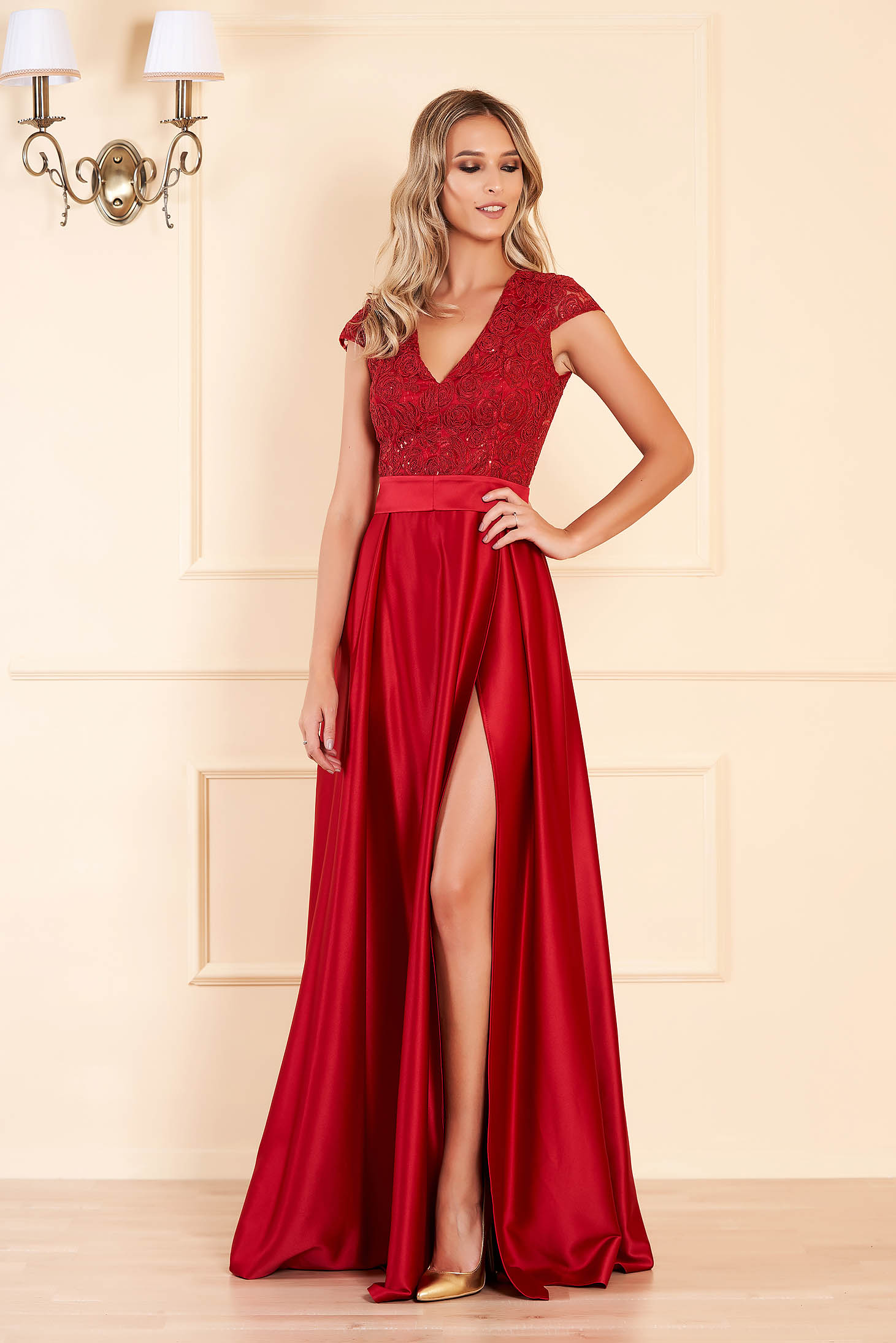 Rochie Artista visinie de ocazie in clos cu decolteu in v din material satinat din dantela cu bust buretat