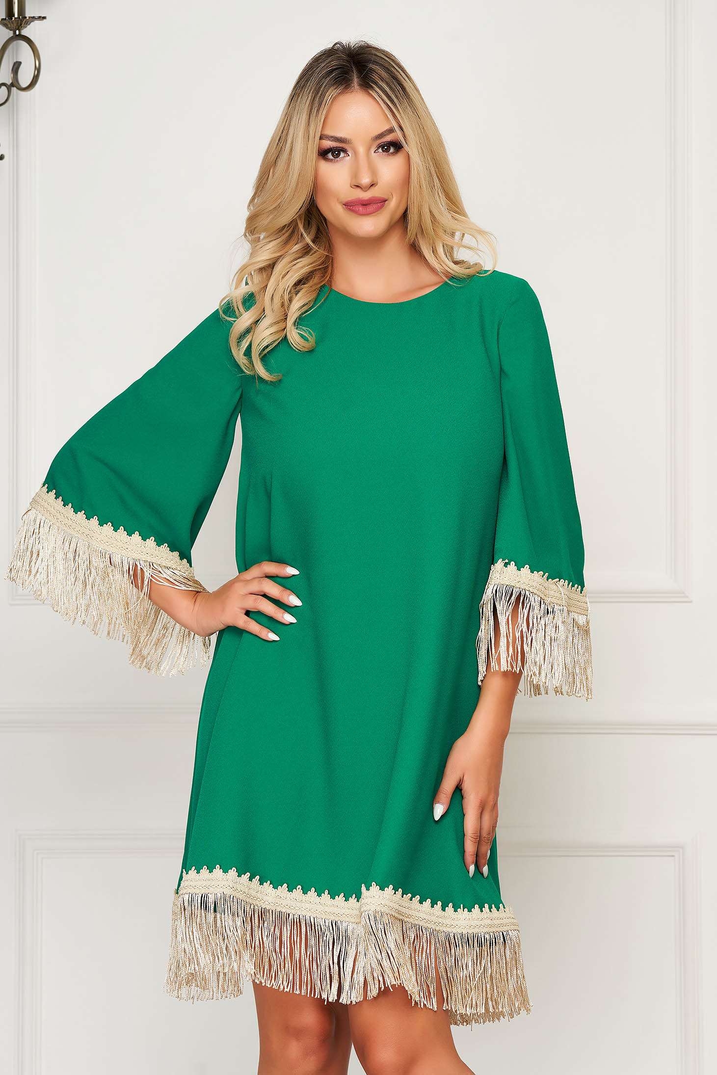 Rochie LaDonna verde eleganta cu croi larg din stofa neelastica cu franjuri si maneca trei sferturi