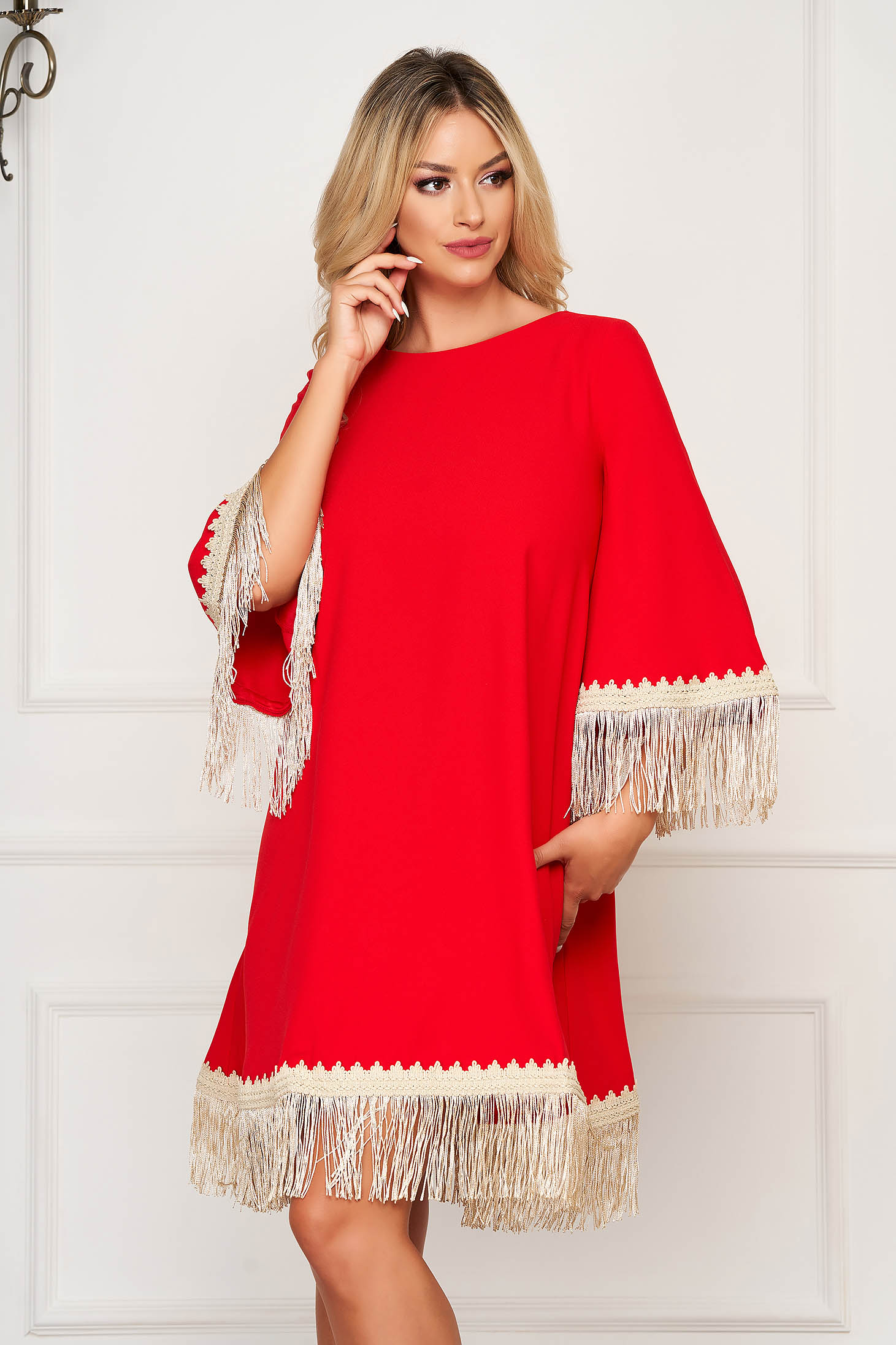 Rochie LaDonna rosie eleganta cu croi larg din stofa neelastica cu franjuri si maneca trei sferturi