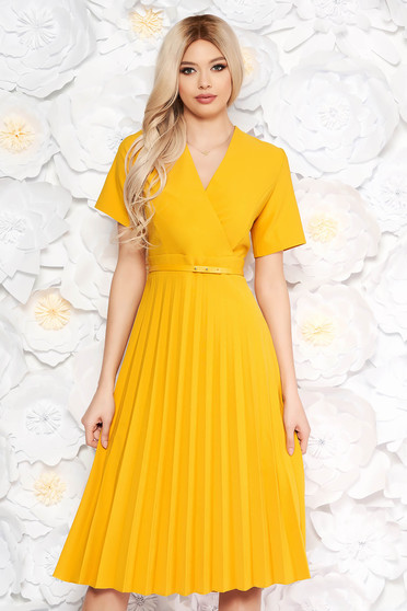 Yellow dress pleats of material with v-neckline flaring cut