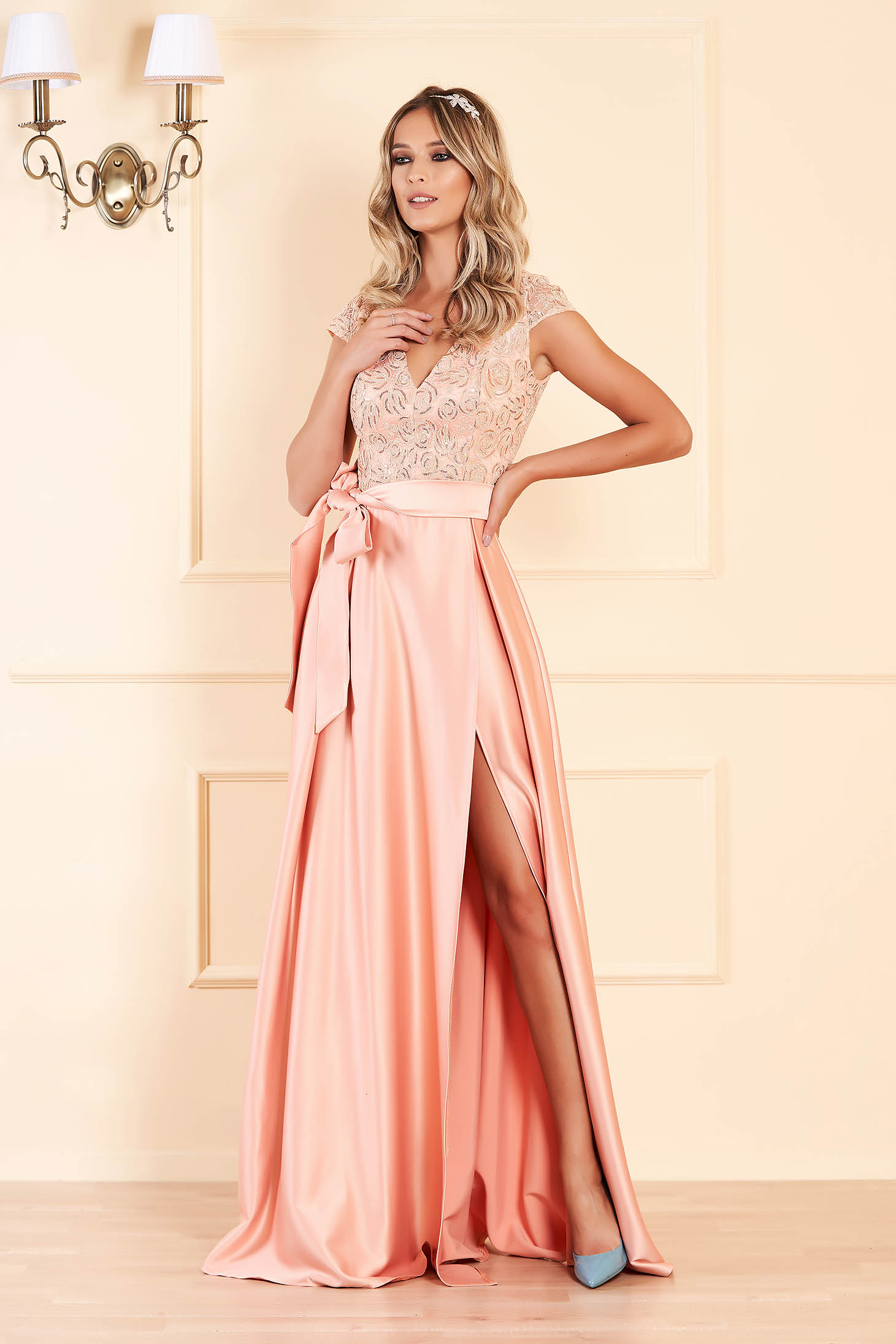 Rochie Artista piersica de ocazie in clos cu decolteu in v din material satinat din dantela cu bust buretat