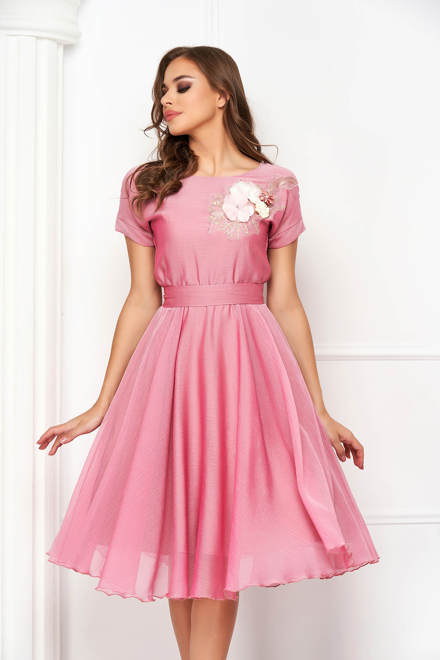 StarShinerS rosa occasional cloche dress with elastic waist accessorized with tied waistband