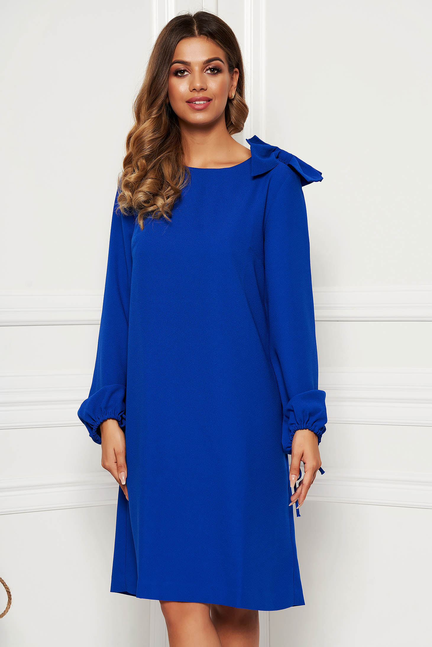 Rochie albastra eleganta cu croi larg cu maneci lungi accesorizata cu o fundita
