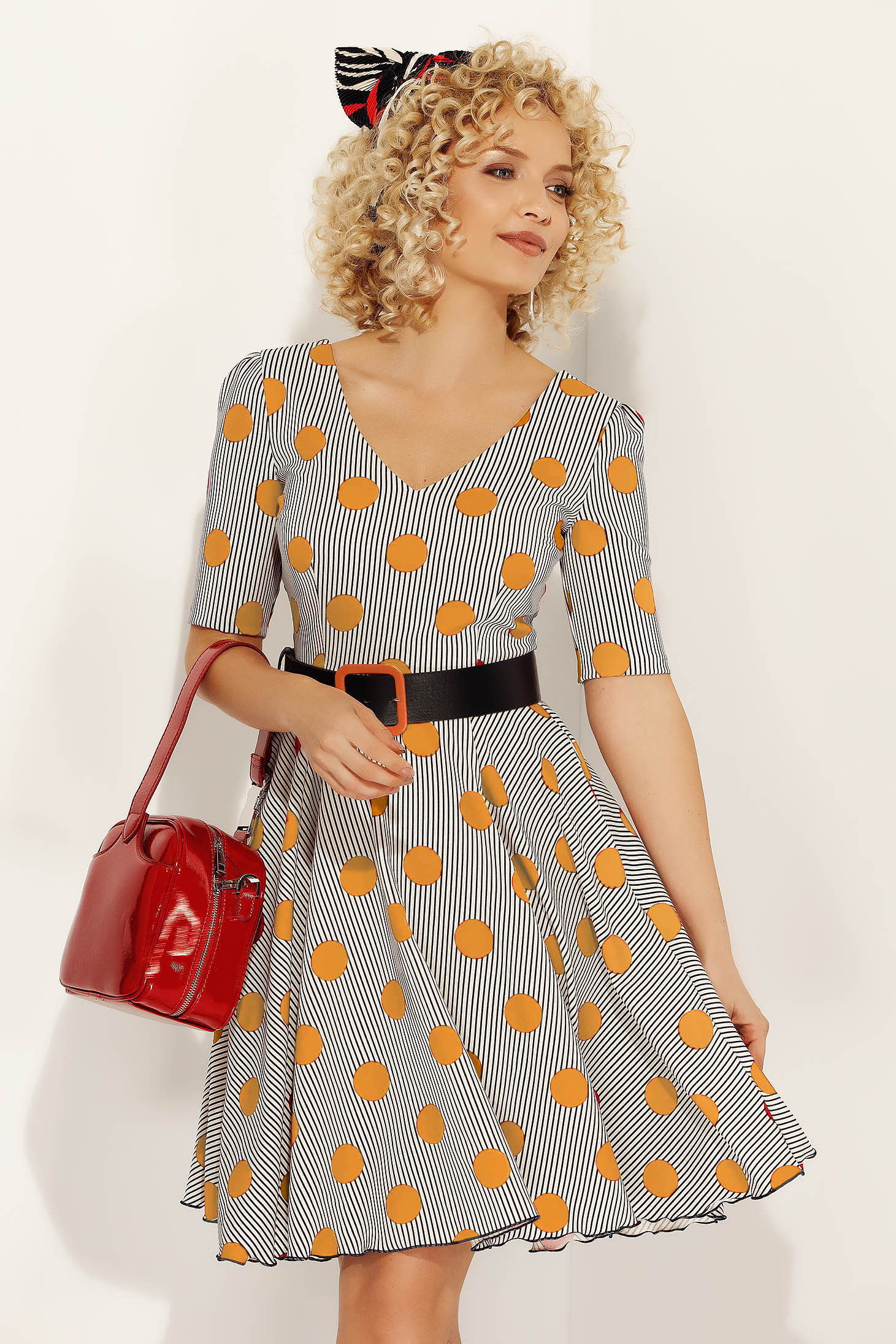 Rochie Fofy mustarie scurta de zi in clos cu decolteu in v buline si accesoriu tip curea