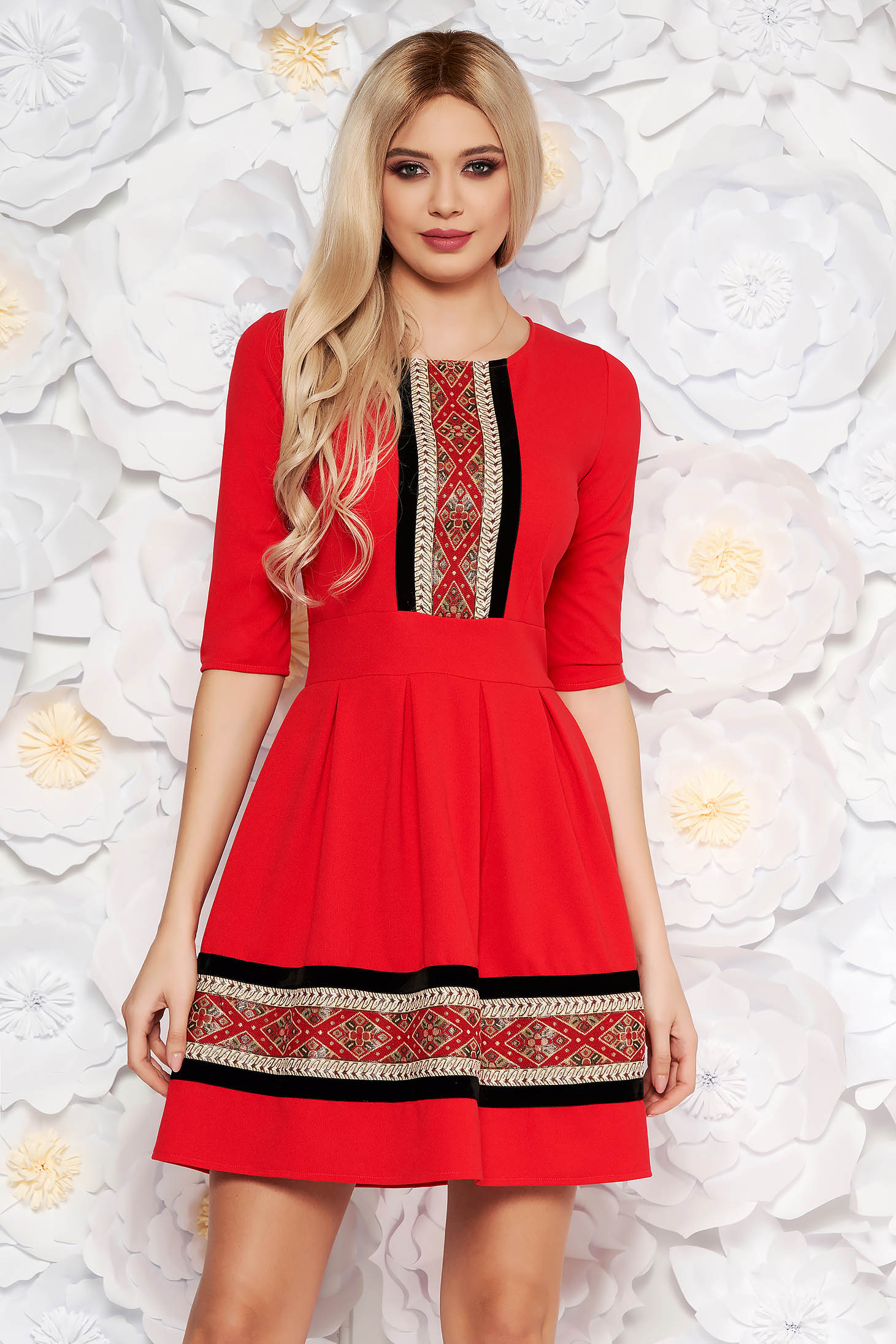 Rochie rosie eleganta midi in clos din material elastic cu maneci trei-sferturi