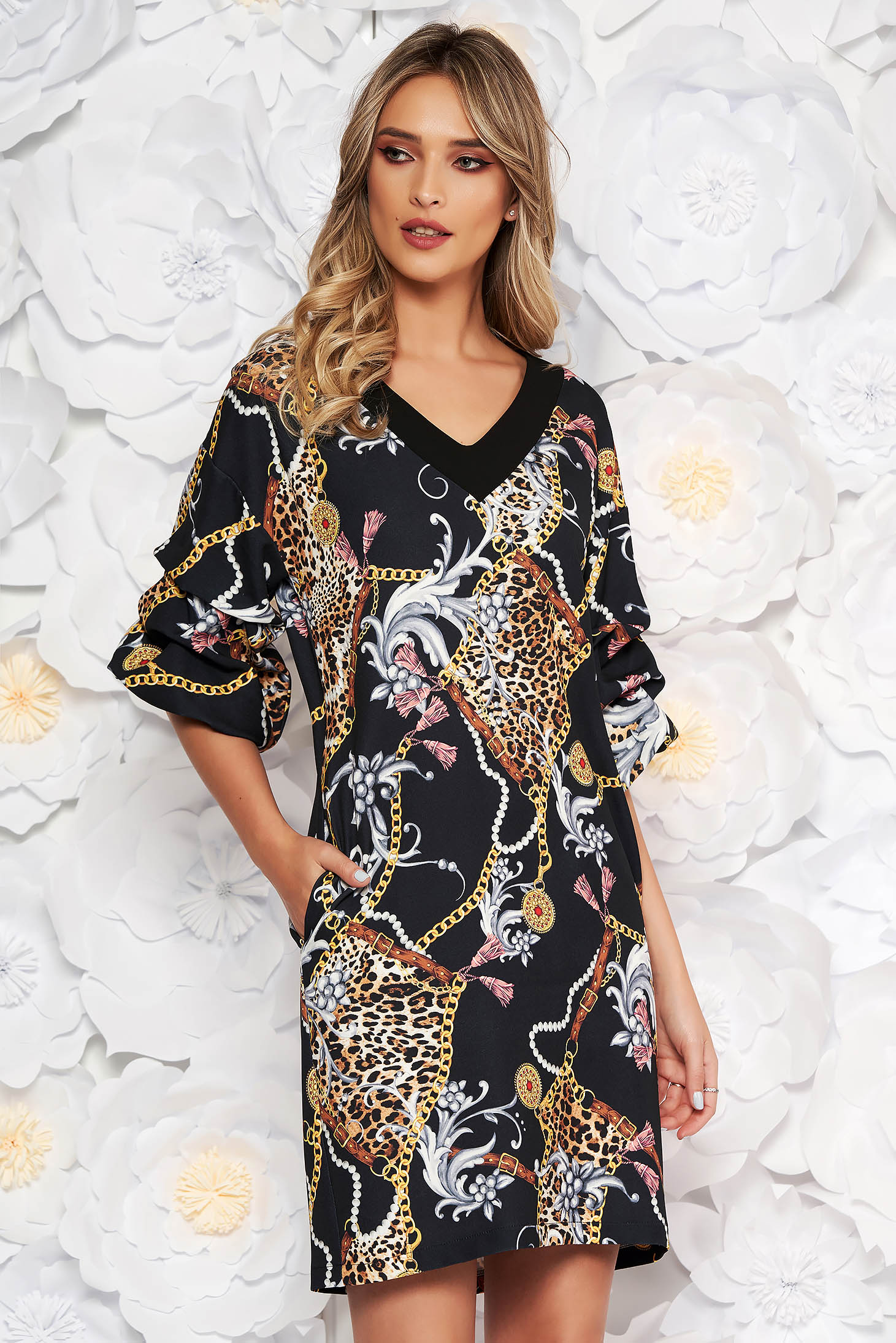 Rochie LaDonna neagra eleganta de zi cu un croi drept cu decolteu in v cu maneci trei-sferturi