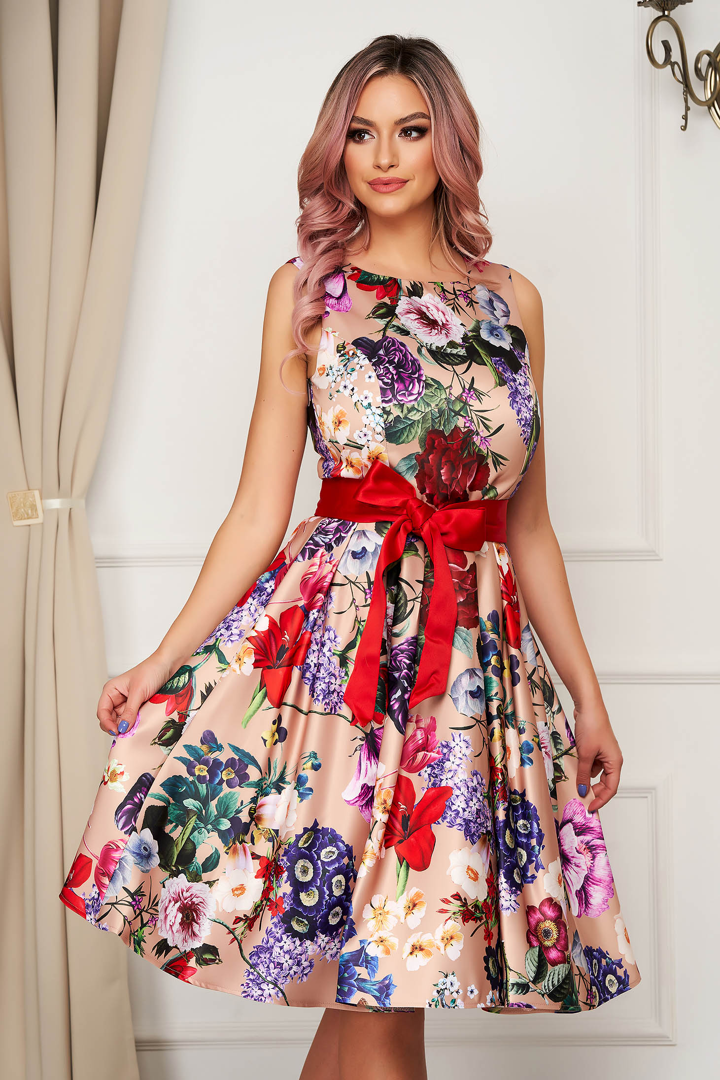 Rochie Artista crem midi de ocazie din satin croi in clos fara maneci accesorizata cu cordon si imprimeu floral