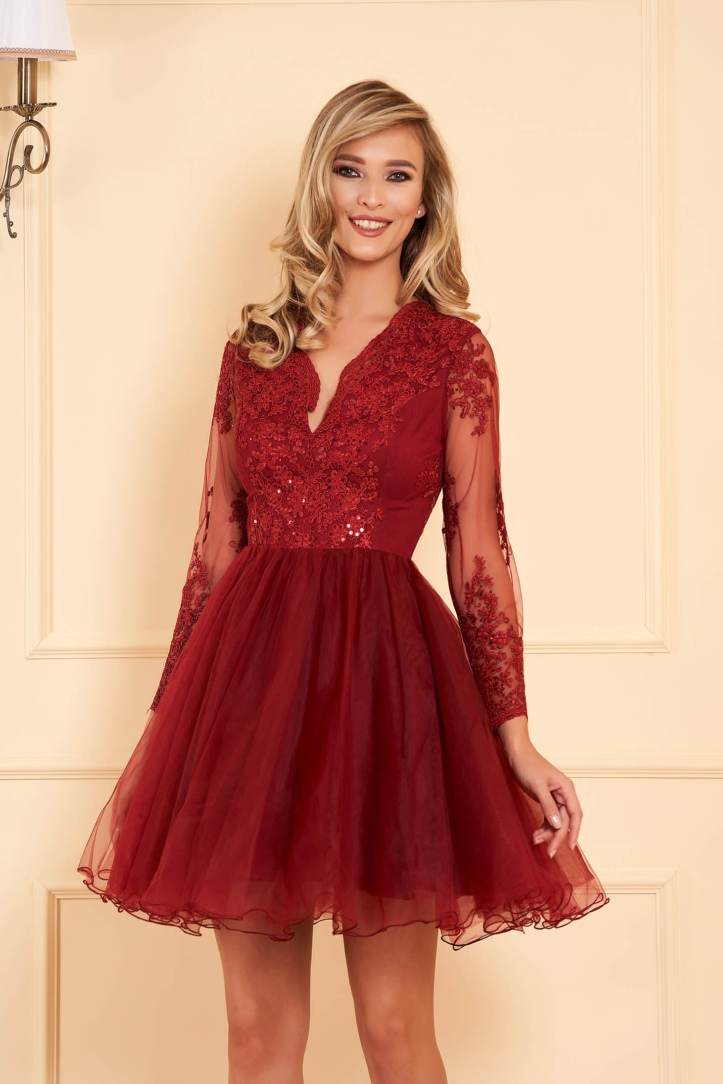 Rochie Artista visinie de ocazie in clos cu bust buretat din dantela cu aplicatii cu paiete