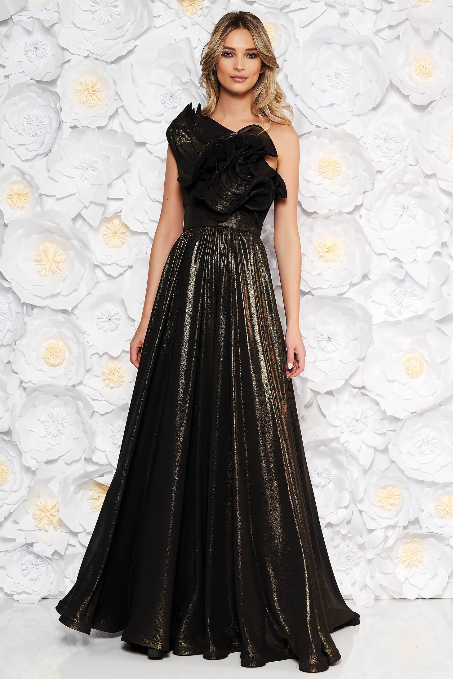 Rochie Ana Radu neagra de ocazie in clos din material lucios volanase pe linia decolteului accesorizata cu cordon