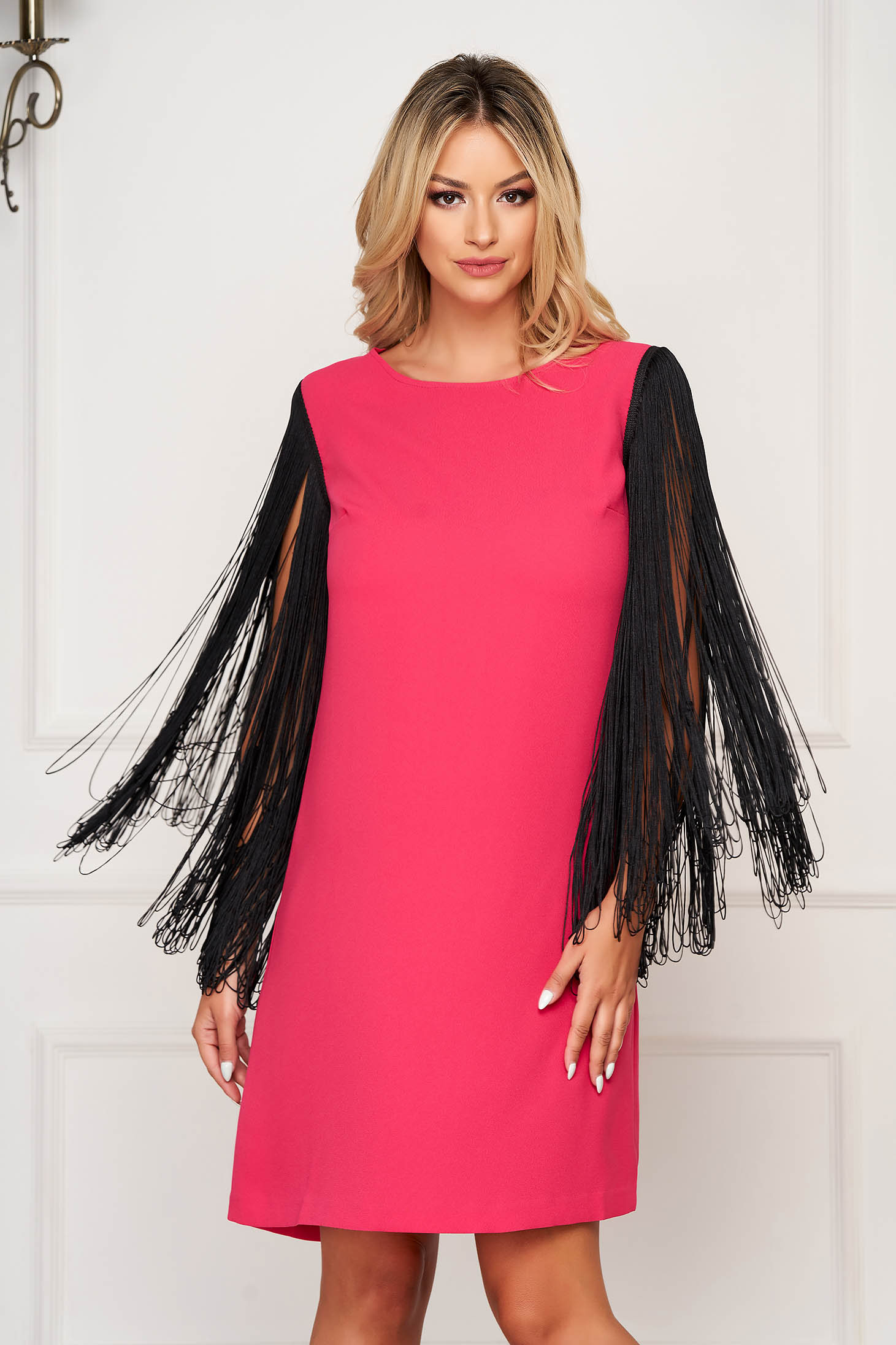 Rochie roz de ocazie din material neelastic cu croi larg si maneci din franjuri