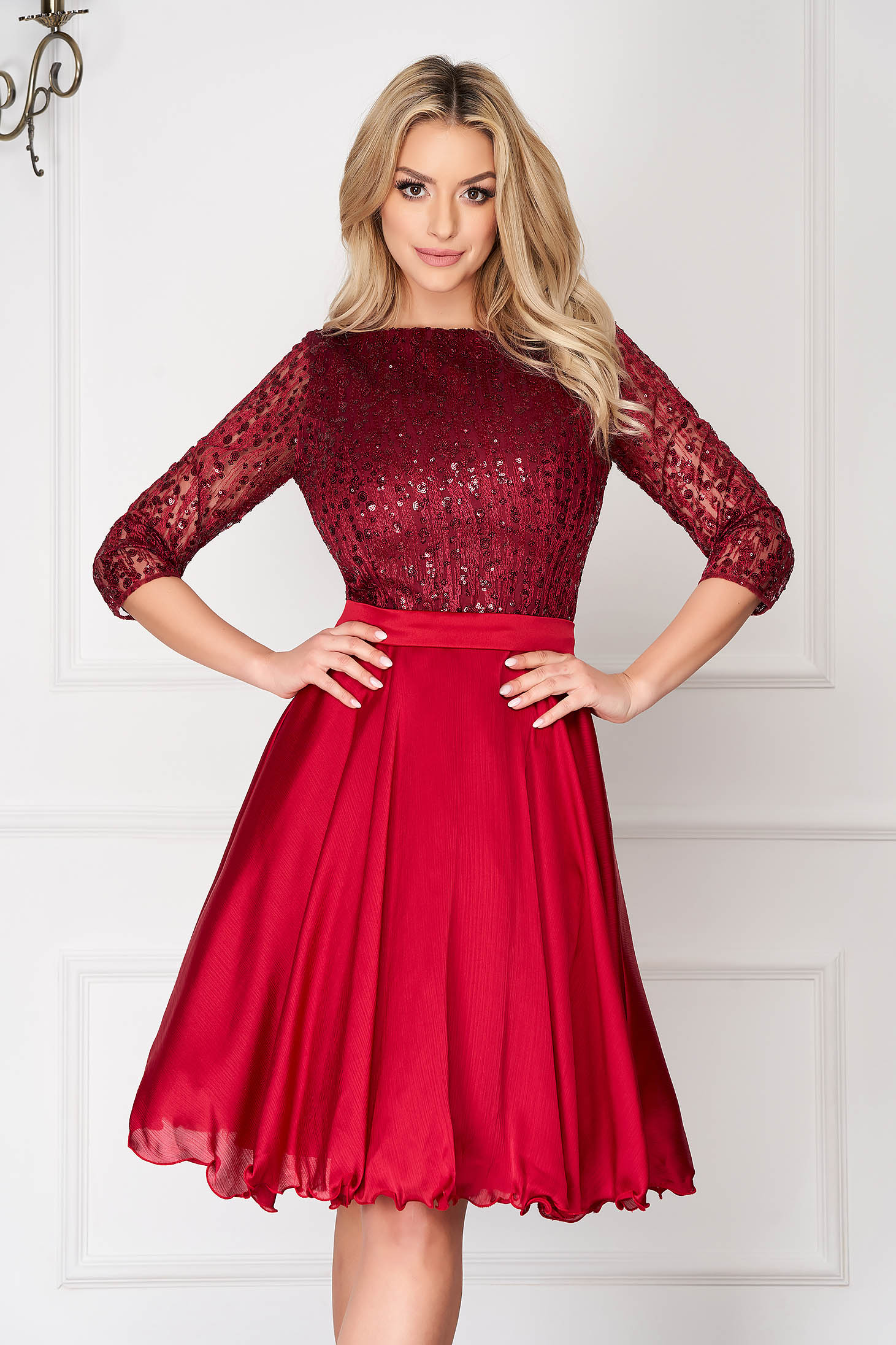 Rochie Artista visinie de ocazie din dantela in clos cu maneci transparente si aplicatii cu paiete