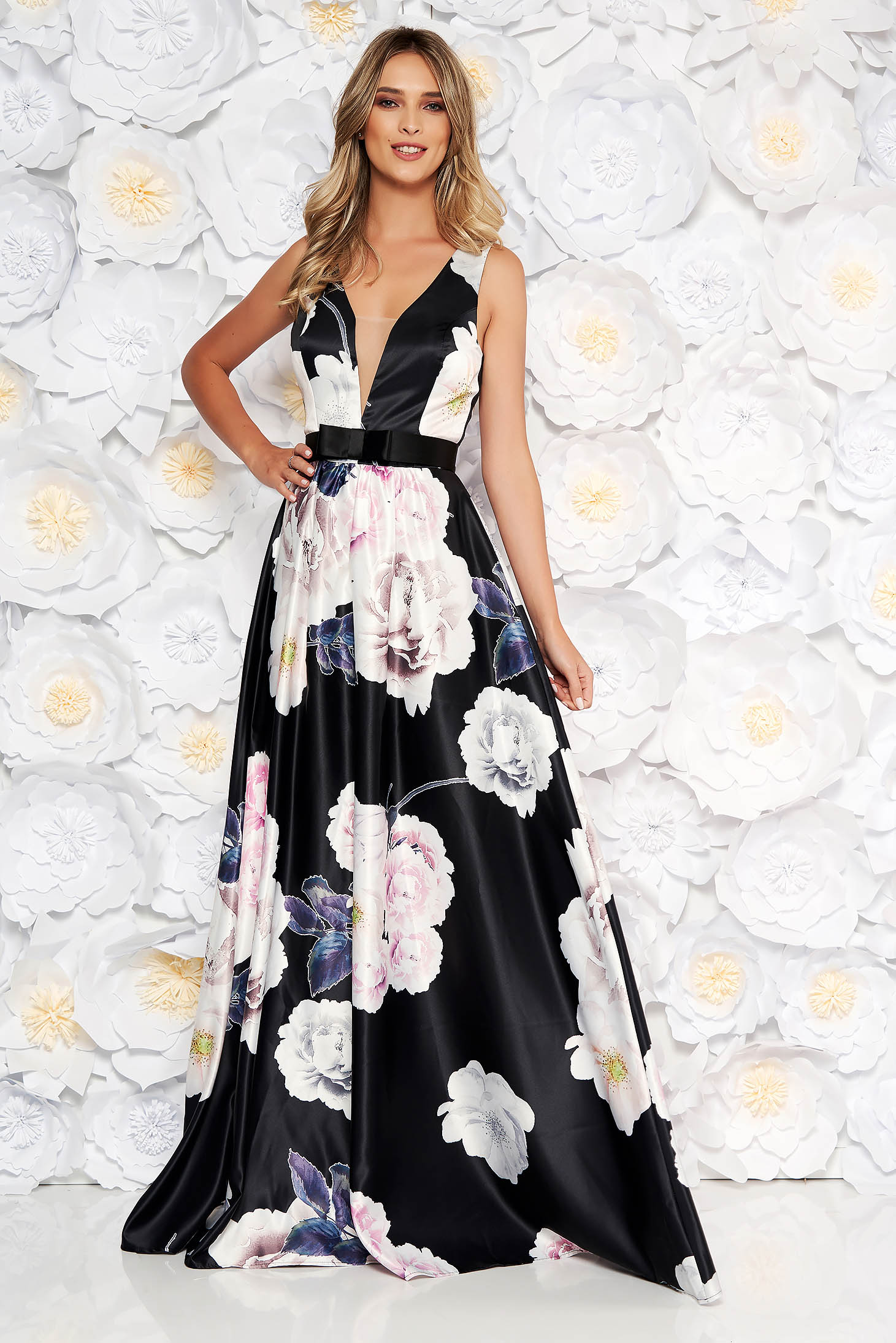 Rochie Artista gri de ocazie lunga in clos cu bust buretat din material satinat accesorizata cu cordon