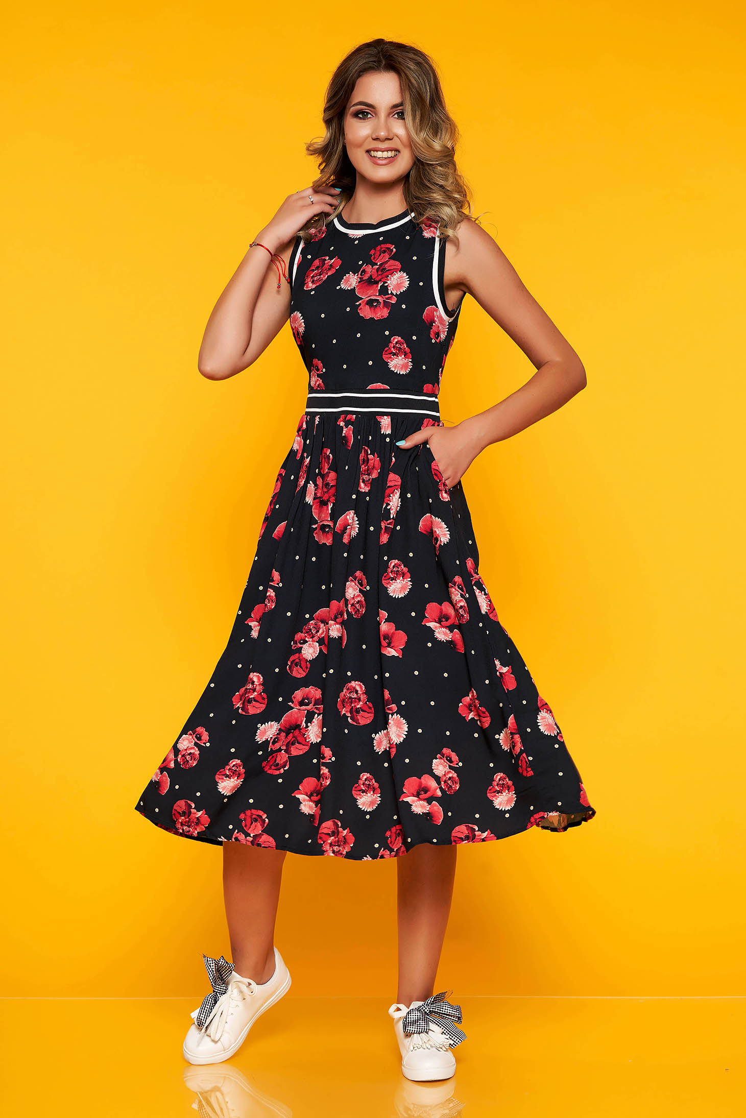 Rochie Top Secret albastra-inchis de zi in clos din material vaporos cu imprimeuri florale