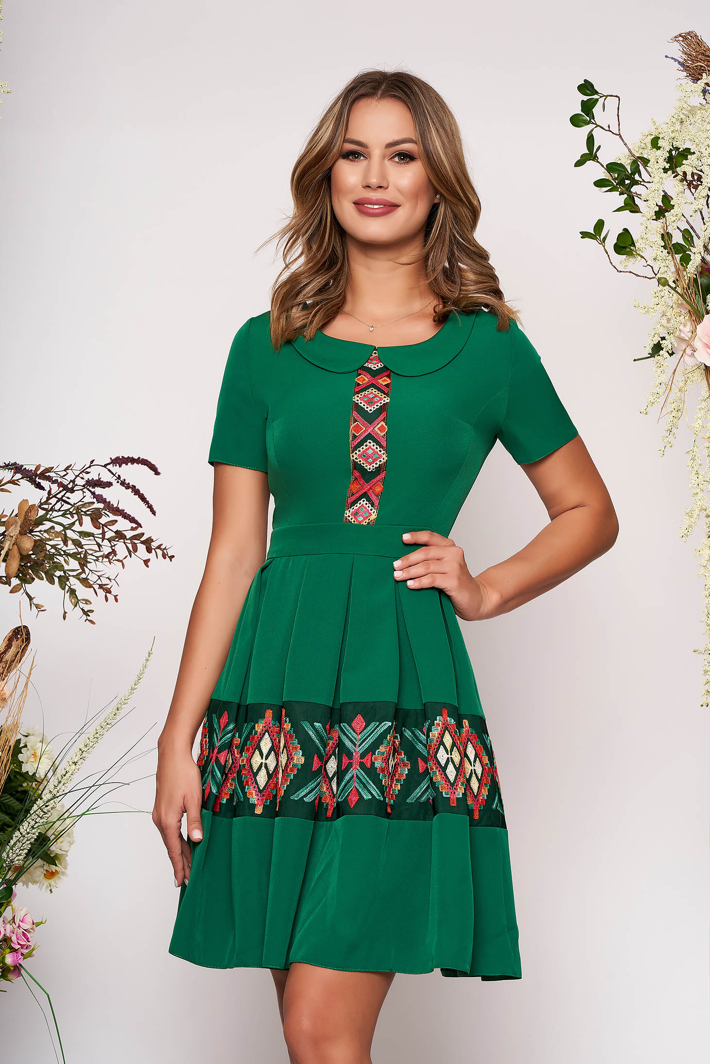 Rochie verde scurta eleganta de zi in clos cu maneca scurta cu guler rotunjit si brodata