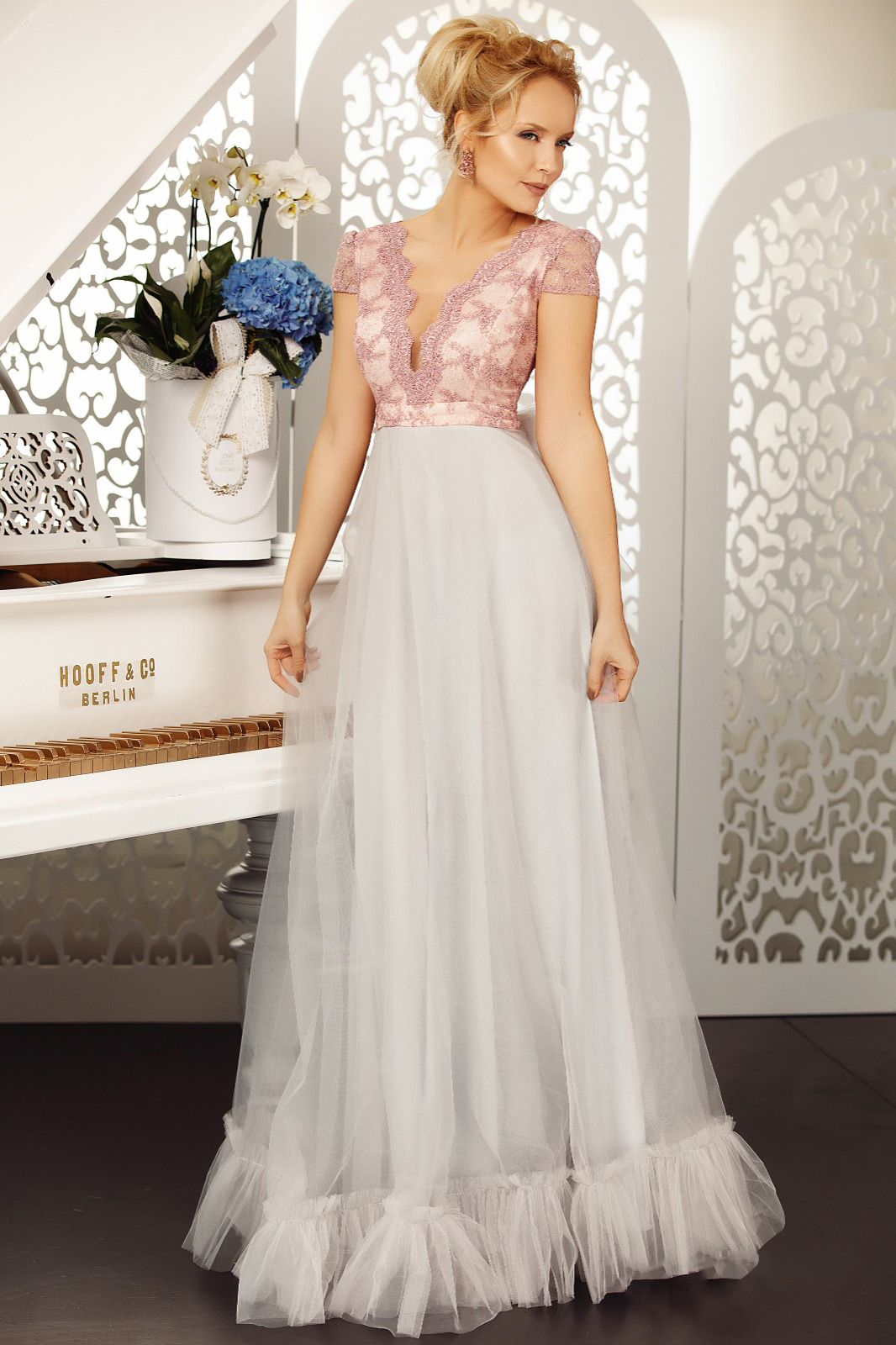 Rochie Fofy gri de ocazie in clos din dantela si tul cu decolteu adanc si maneci scurte