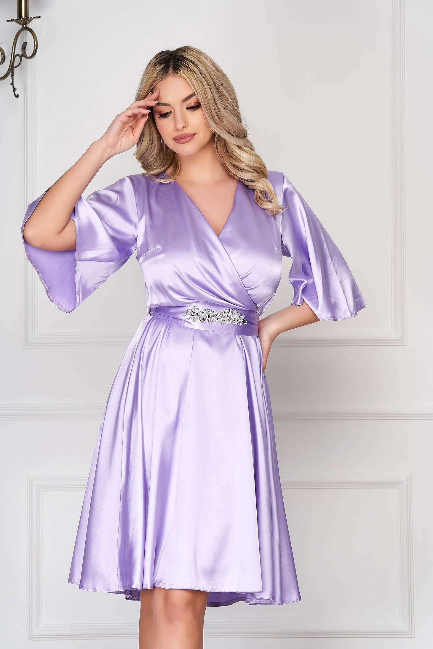 Rochie StarShinerS lila de ocazie din material satinat captusita pe interior accesorizata cu cordon accesorizata cu pietre stras