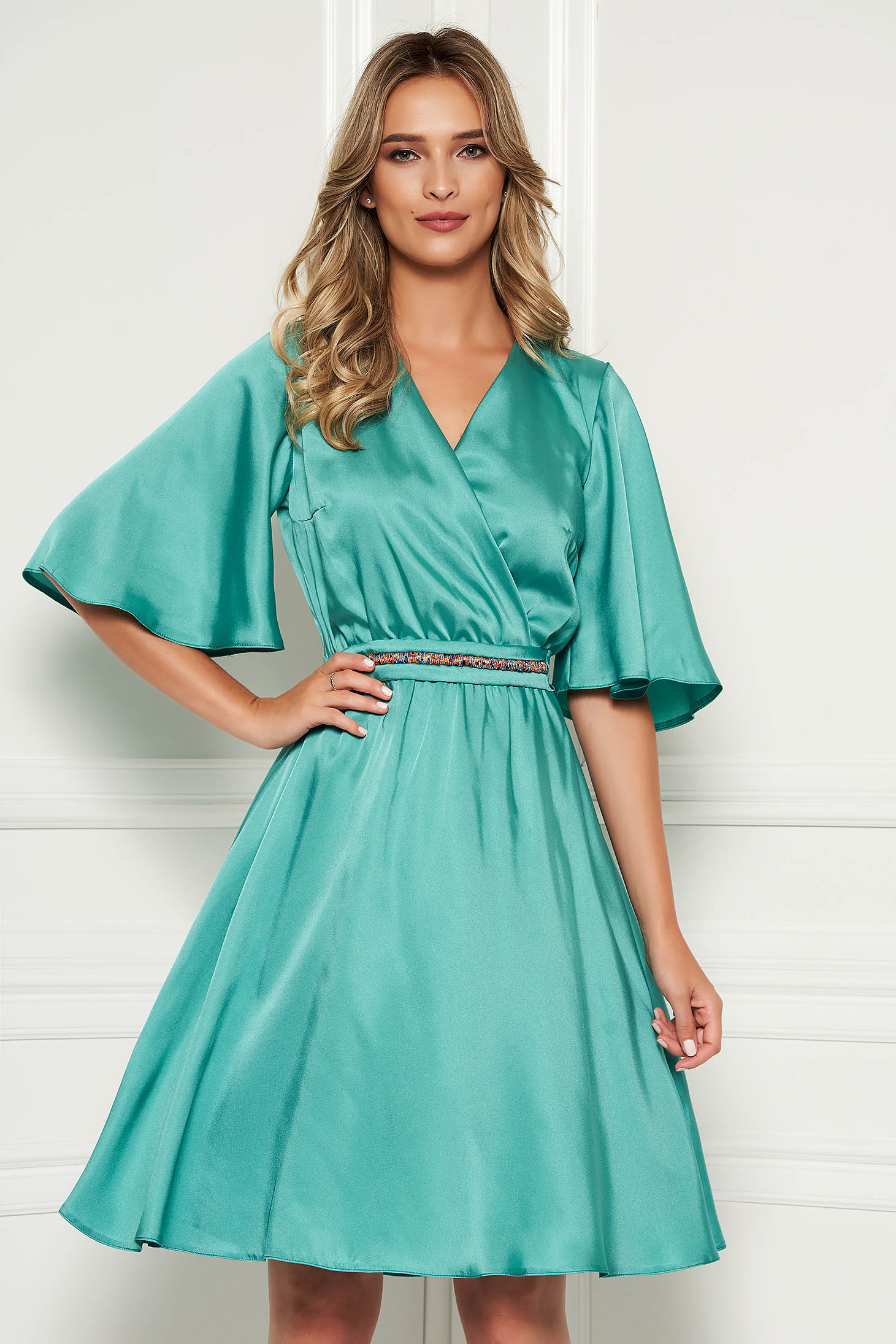 Rochie StarShinerS verde eleganta de zi midi din satin croi in clos cu decolteu in v si maneci tip fluture