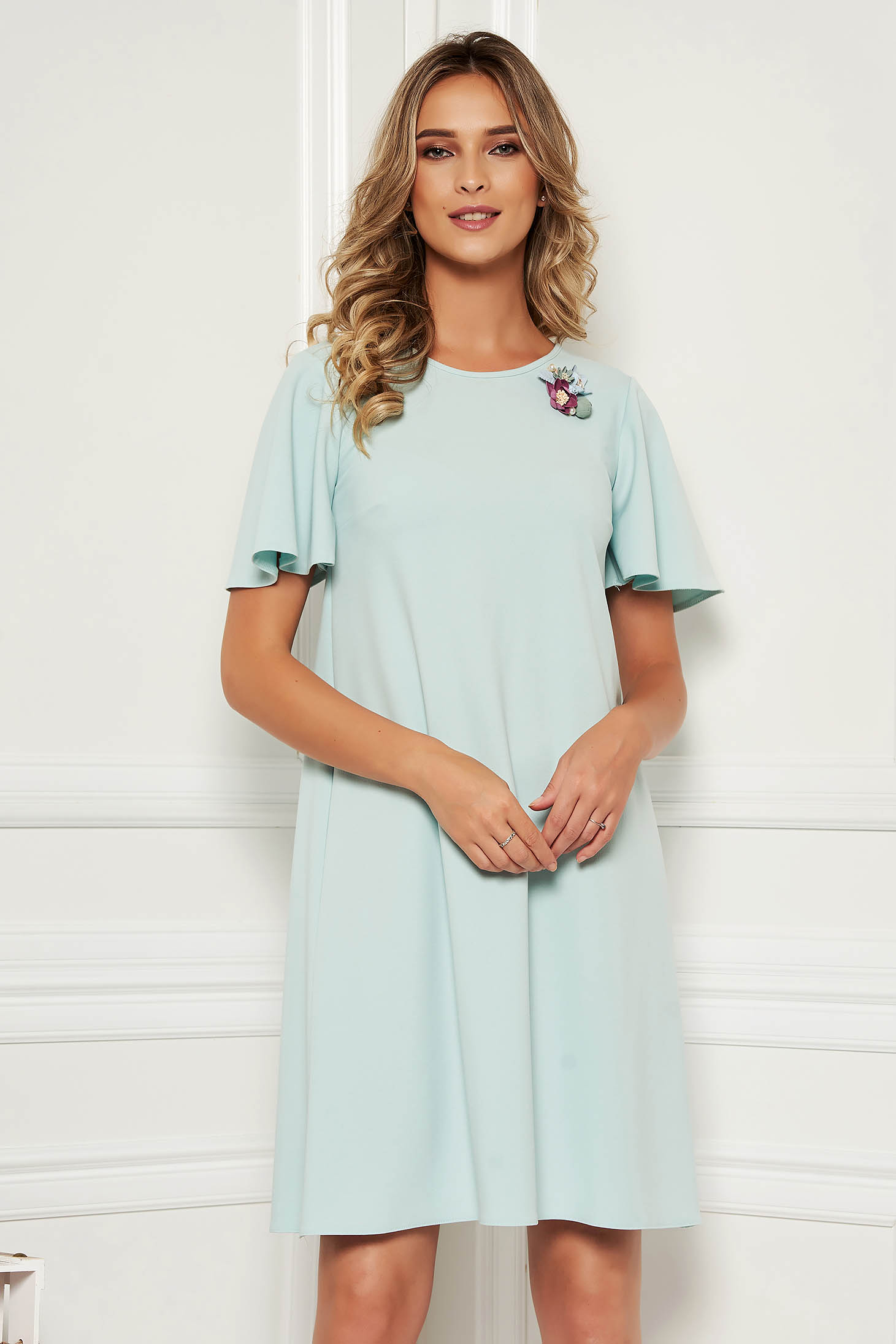 Rochie StarShinerS mint eleganta de zi cu maneci tip fluture accesorizata cu brosa