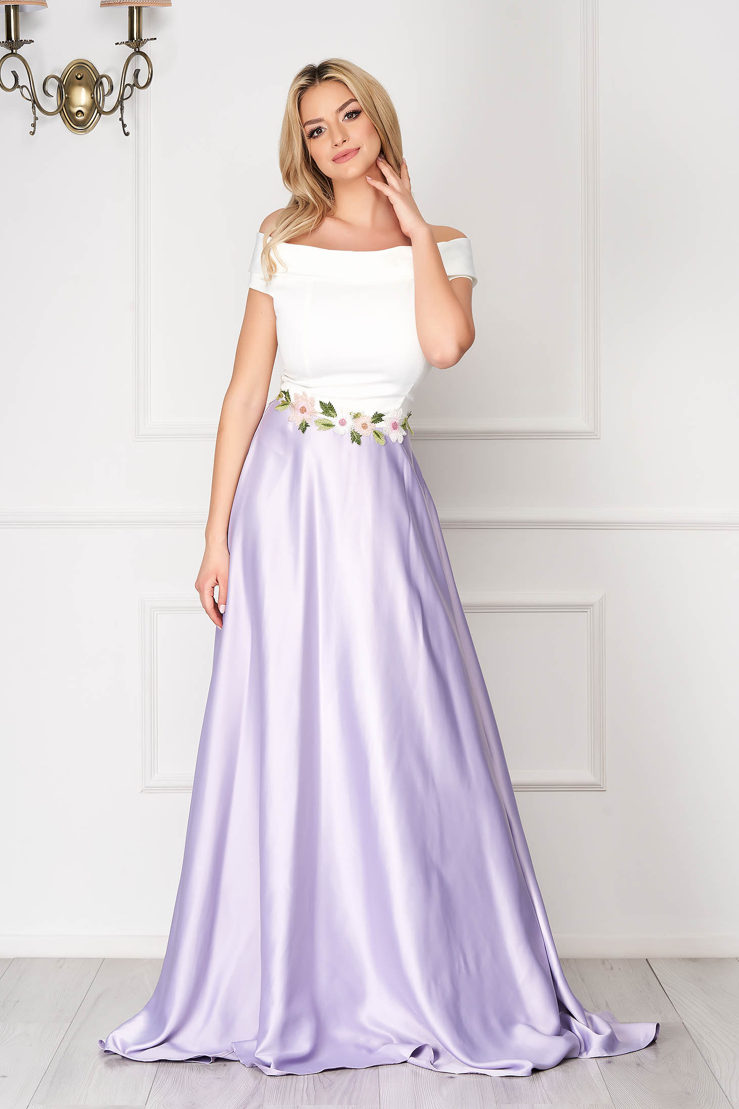 Rochie Artista lila de ocazie in clos din material satinat cu insertii de broderie