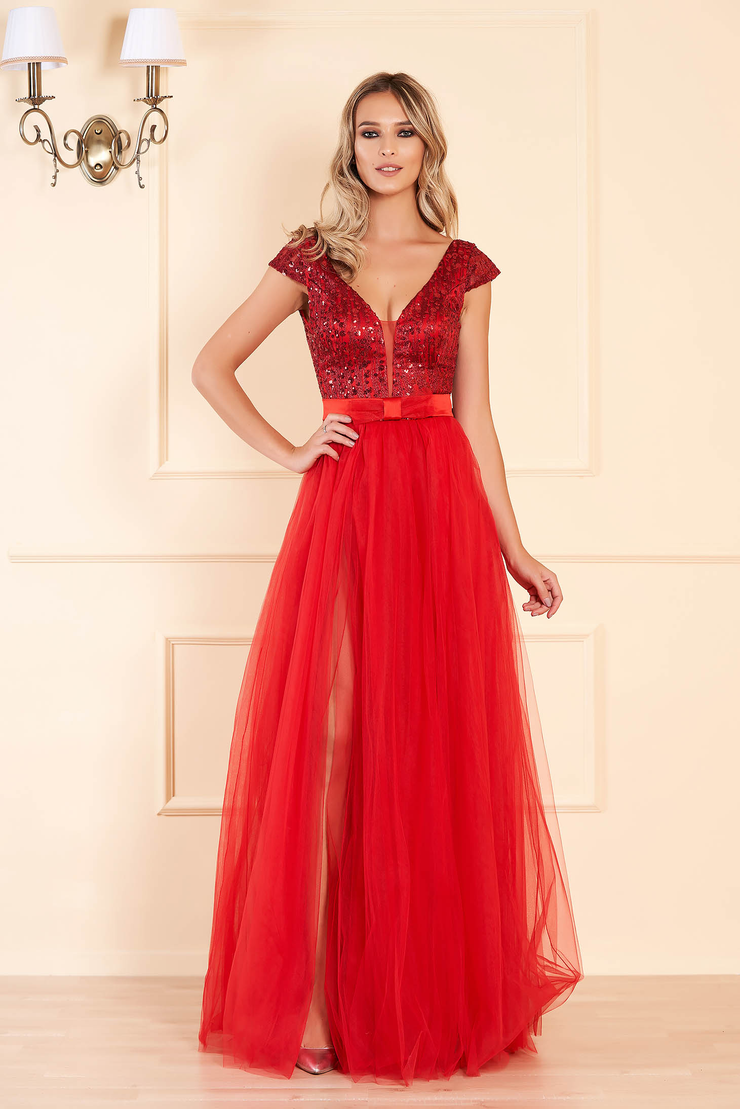 Rochie Artista rosie lunga de ocazie in clos cu spatele gol cu bust buretat cu decolteu in v cu aplicatii cu paiete