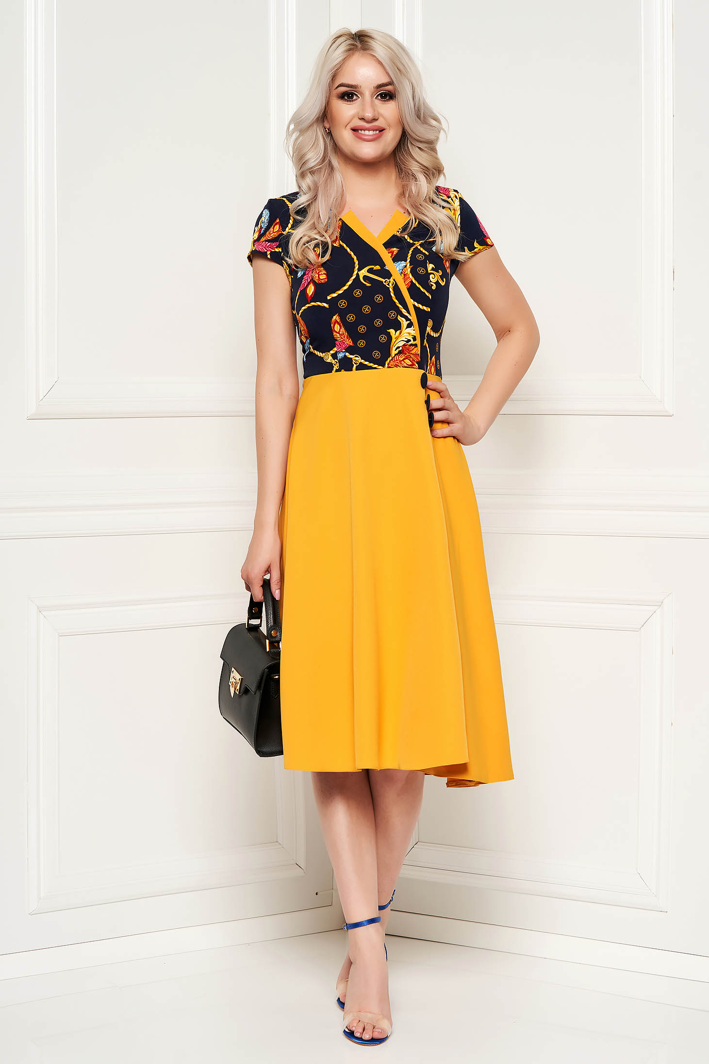 Rochie mustarie de zi eleganta in clos din stofa cu imprimeu floral