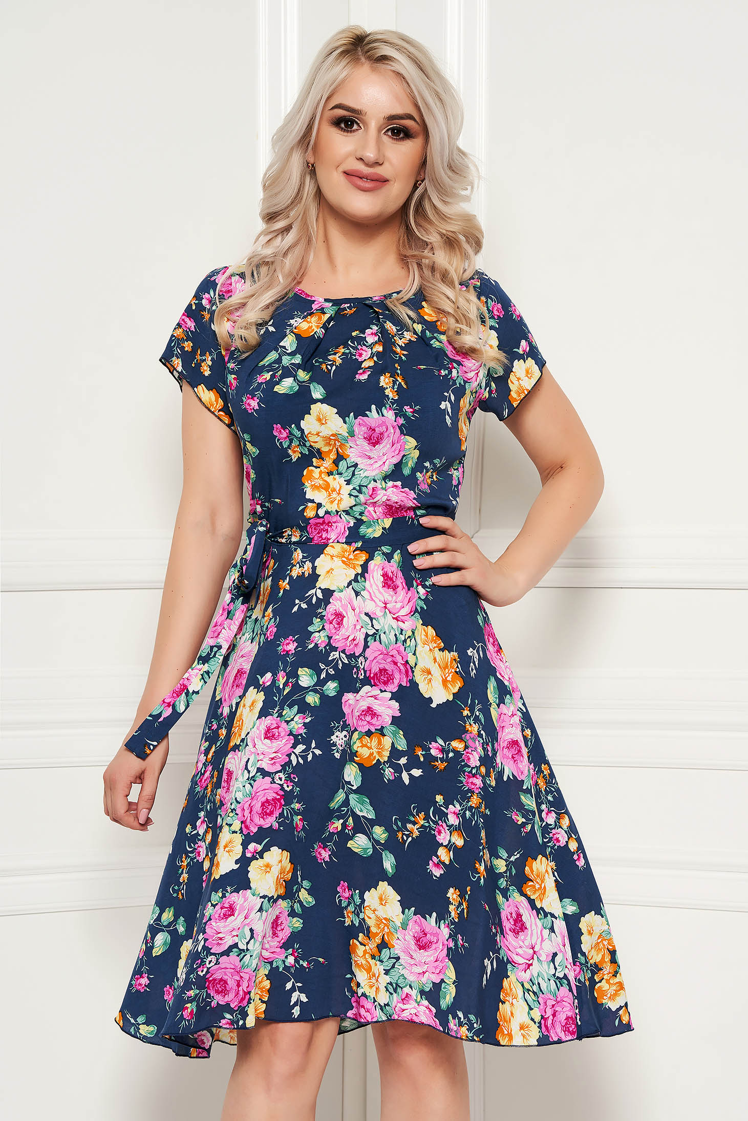 Rochie albastru-inchis de zi midi in clos din material subtire cu imprimeuri florale accesorizata cu cordon
