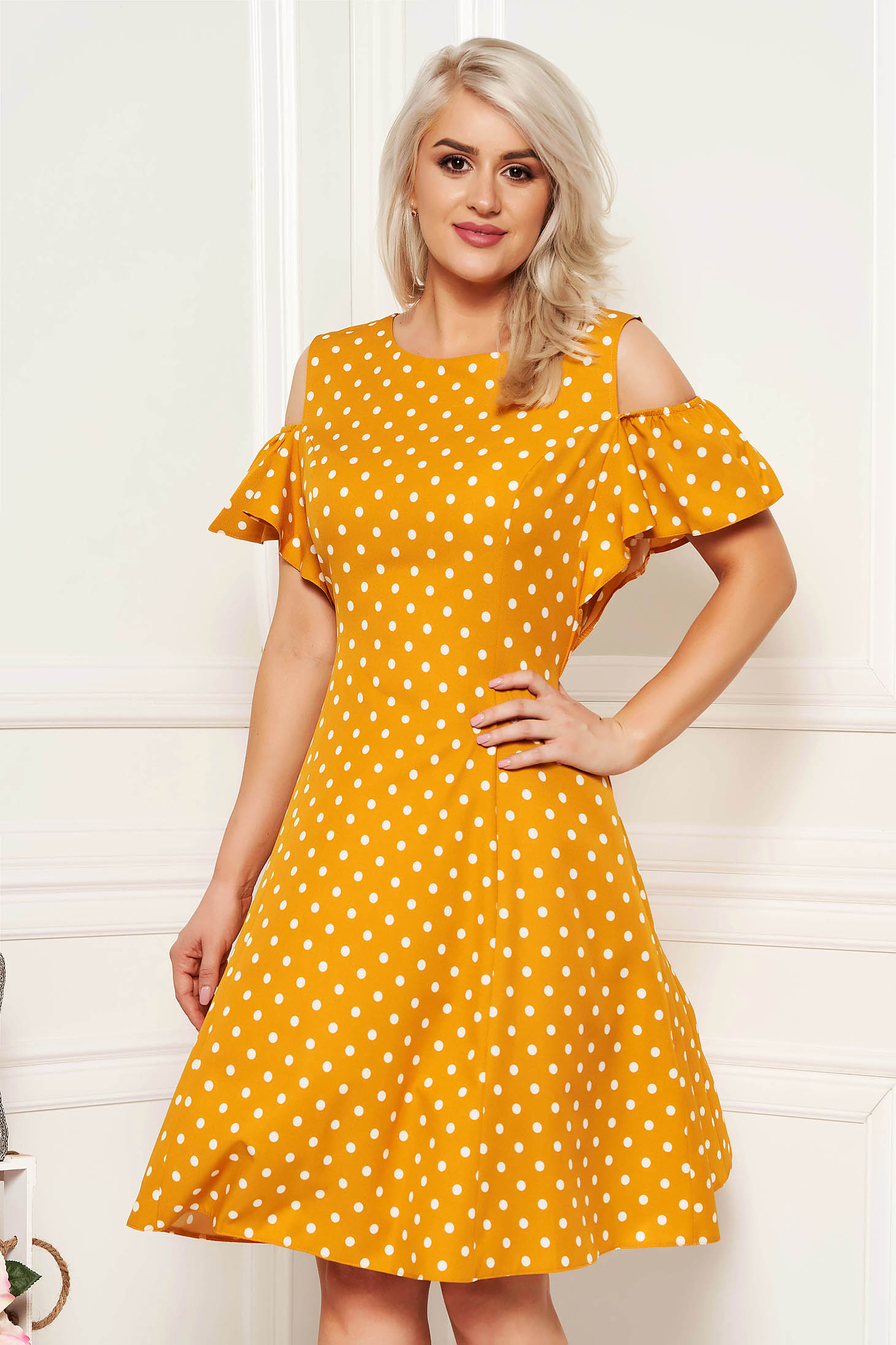 Rochie mustarie de zi in clos din material usor elastic cu buline cu umeri decupati