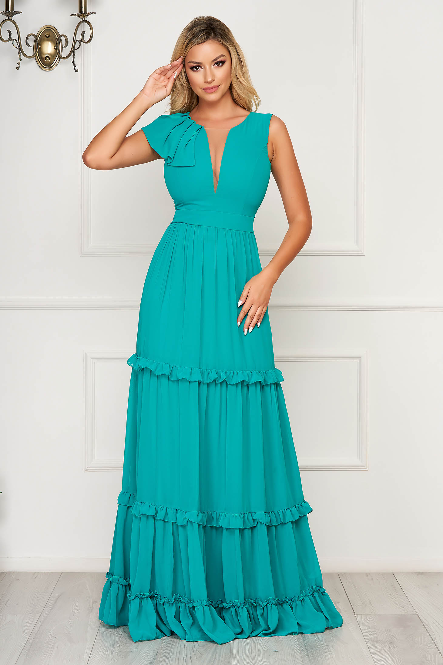 Green dress with v-neckline with ruffle details from veil fabric