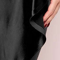 Fekete StarShinerS alkalmi midi ujj nélküli ruha bross kiegészítővel v-dekoltázzsal
