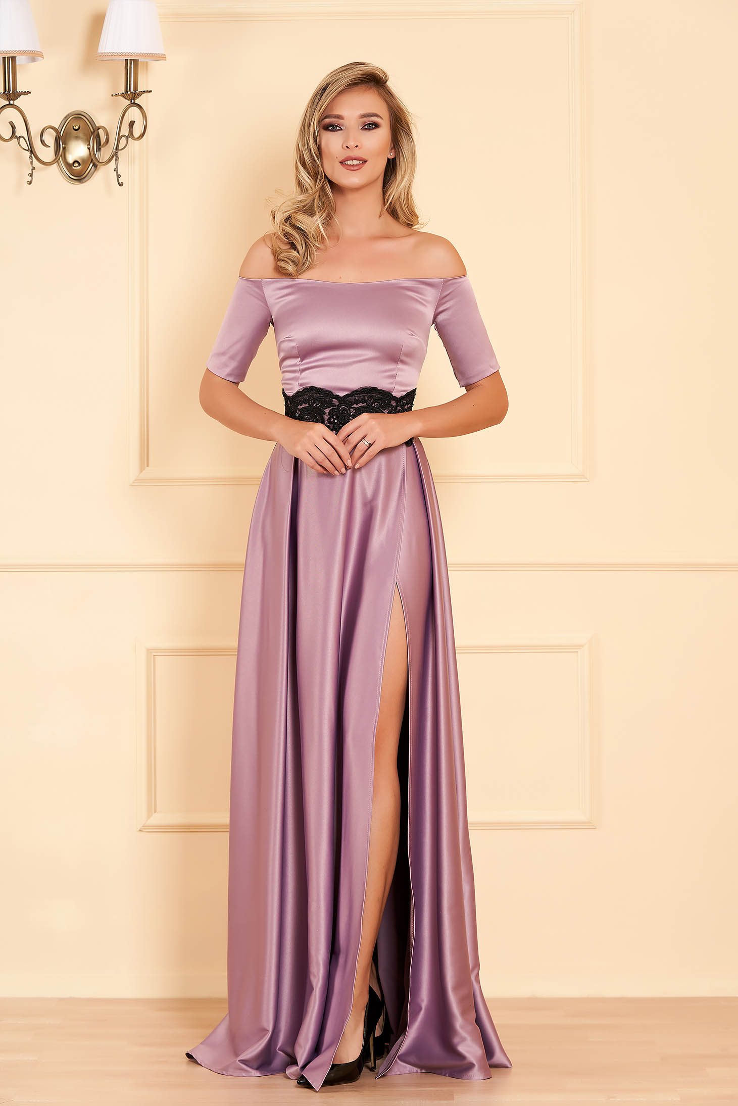 Rochie Artista lila lunga de ocazie in clos din material satinat cu insertii de broderie