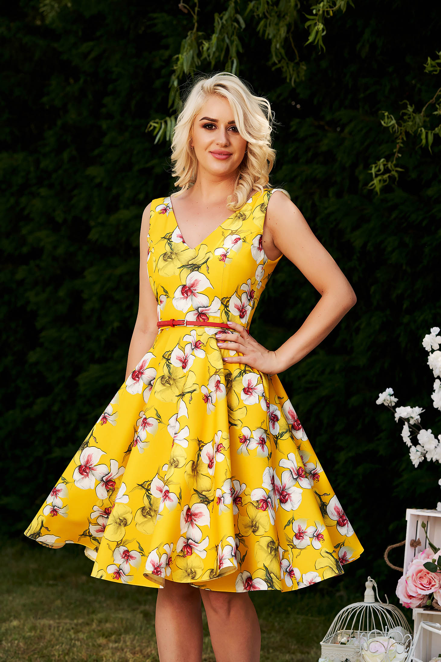 Rochie StarShinerS galbena de ocazie eleganta in clos cu imprimeu floral cu decolteu adanc