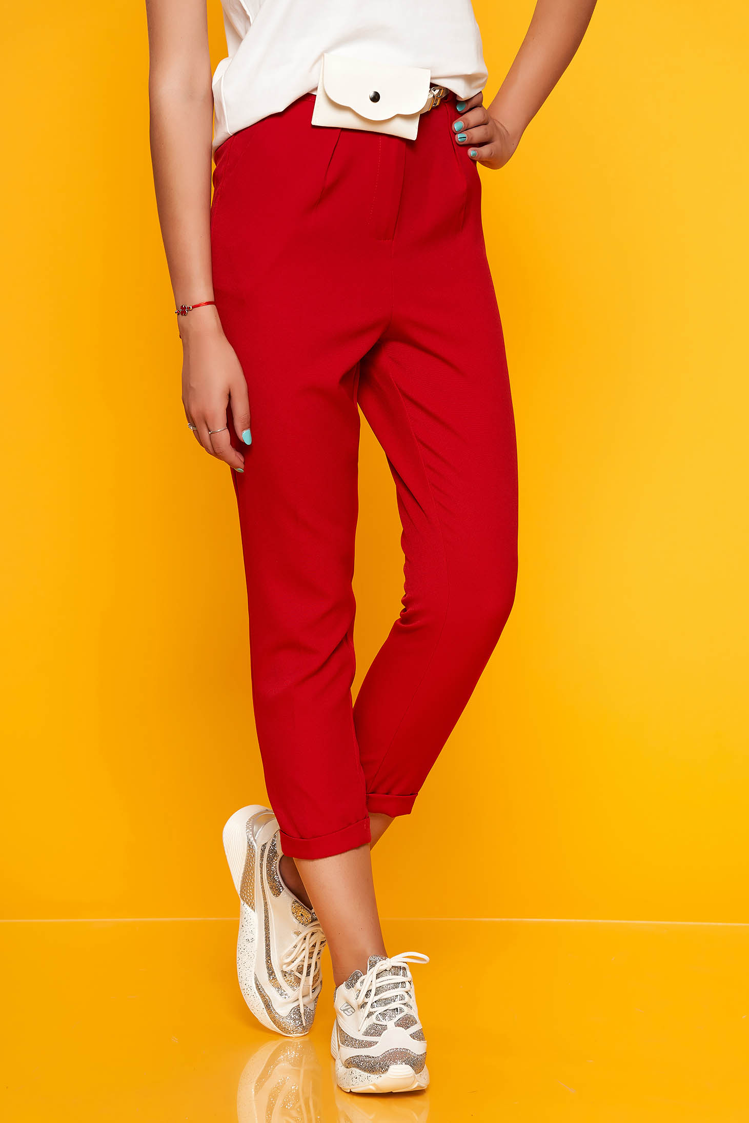 Pantaloni SunShine rosii casual cu un croi drept cu talie medie cu buzunare si accesoriu tip curea