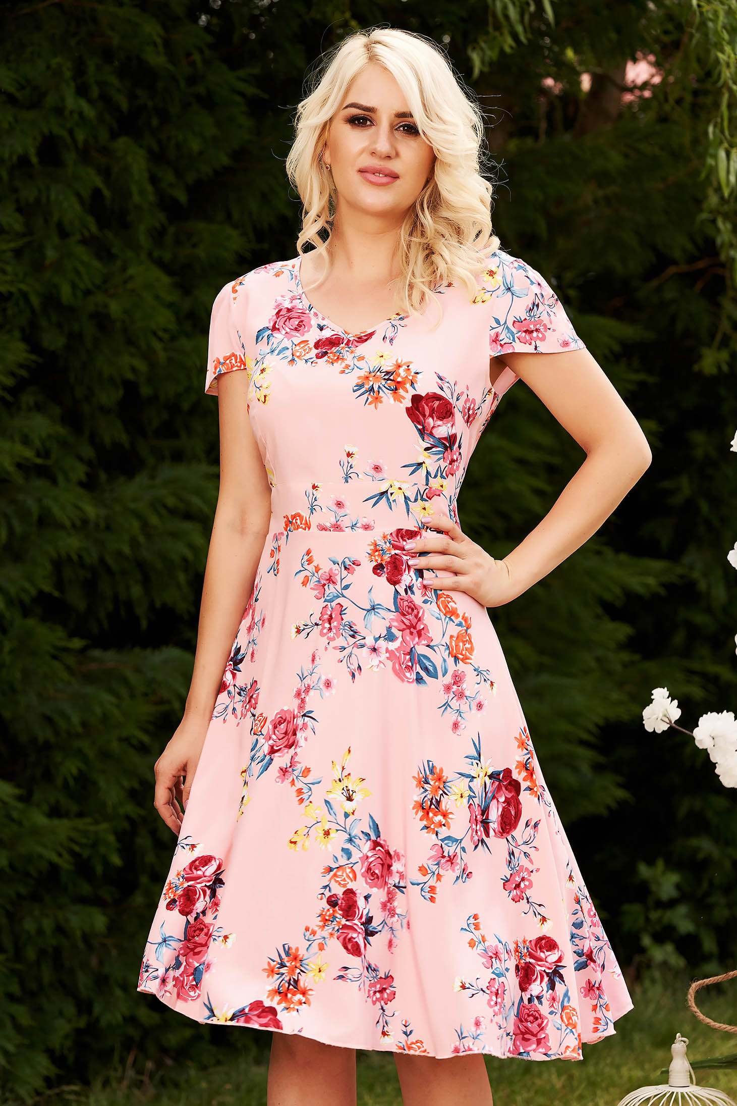 Rochie roz de zi in clos din material neelastic din material usor transparent cu imprimeu floral