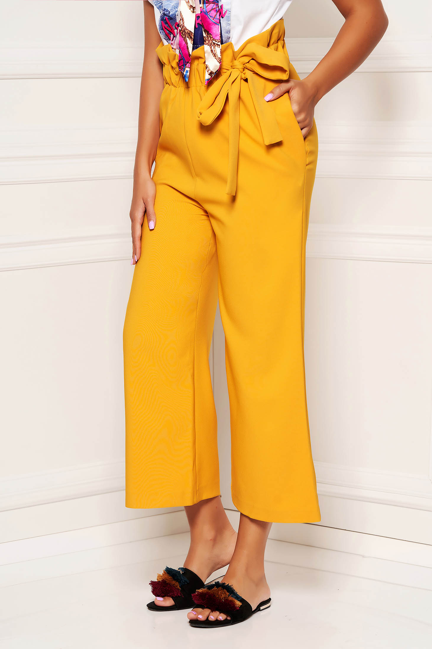 Pantaloni mustarii casual trei sferturi cu un croi drept si cordon in talie