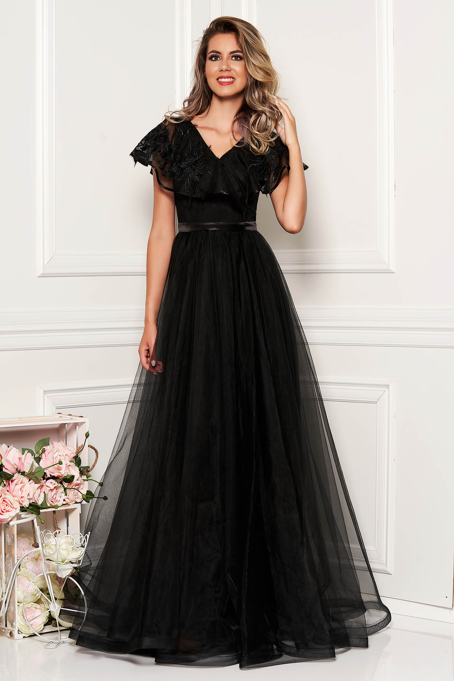 Rochie StarShinerS neagra lunga de ocazie din tul cu decolteu in v volanase pe linia decolteului