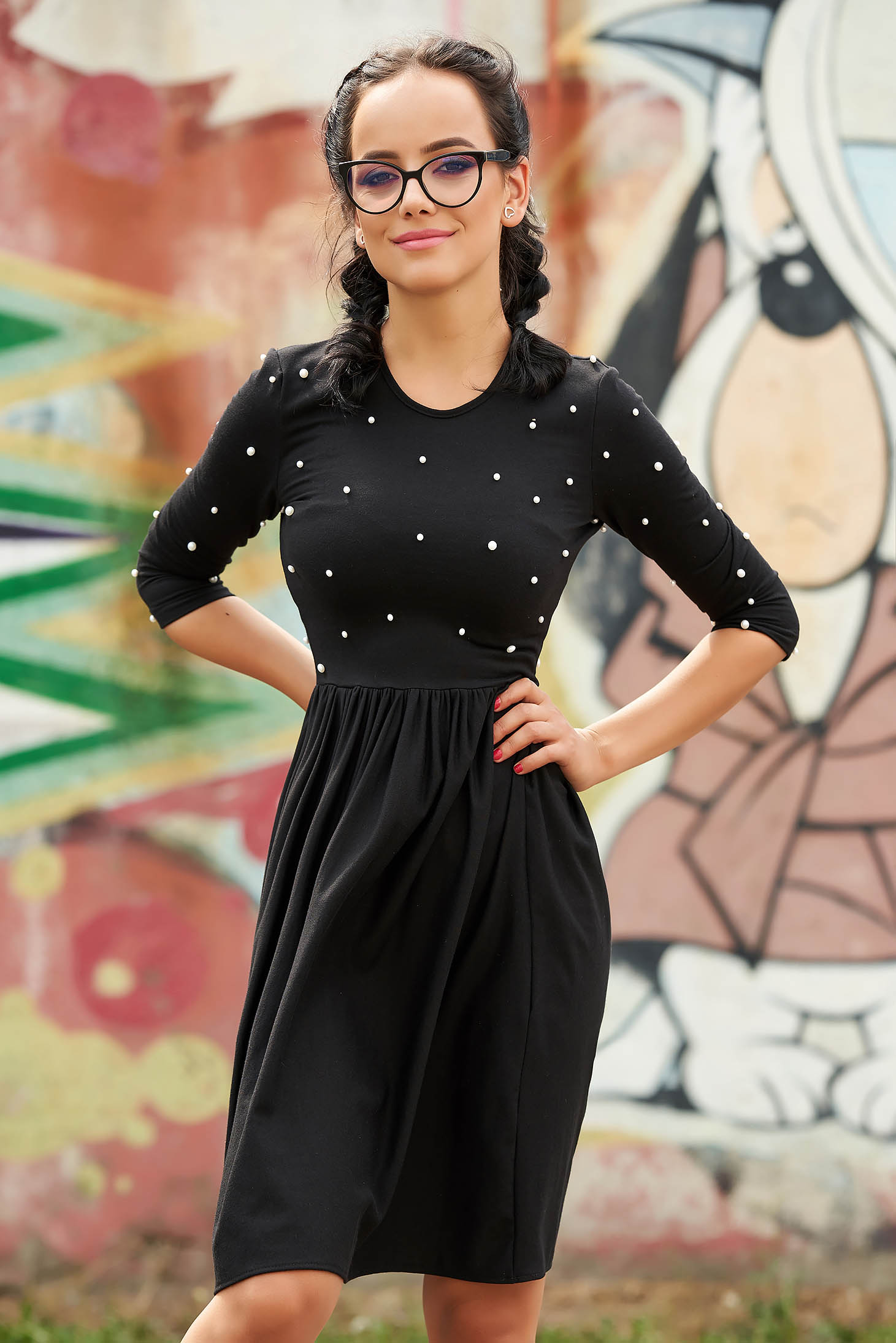 Rochie StarShinerS neagra scurta de zi in clos cu aplicatii cu perle si decolteu rotunjit